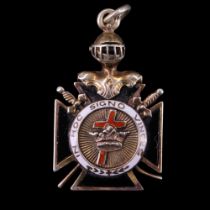 A Masonic Knights Templar enamelled gold fob medallion, stamped 10K, 27 mm, 8.5 g