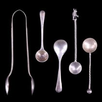 Silver sugar tongs together with four various salt spoons, 28 g