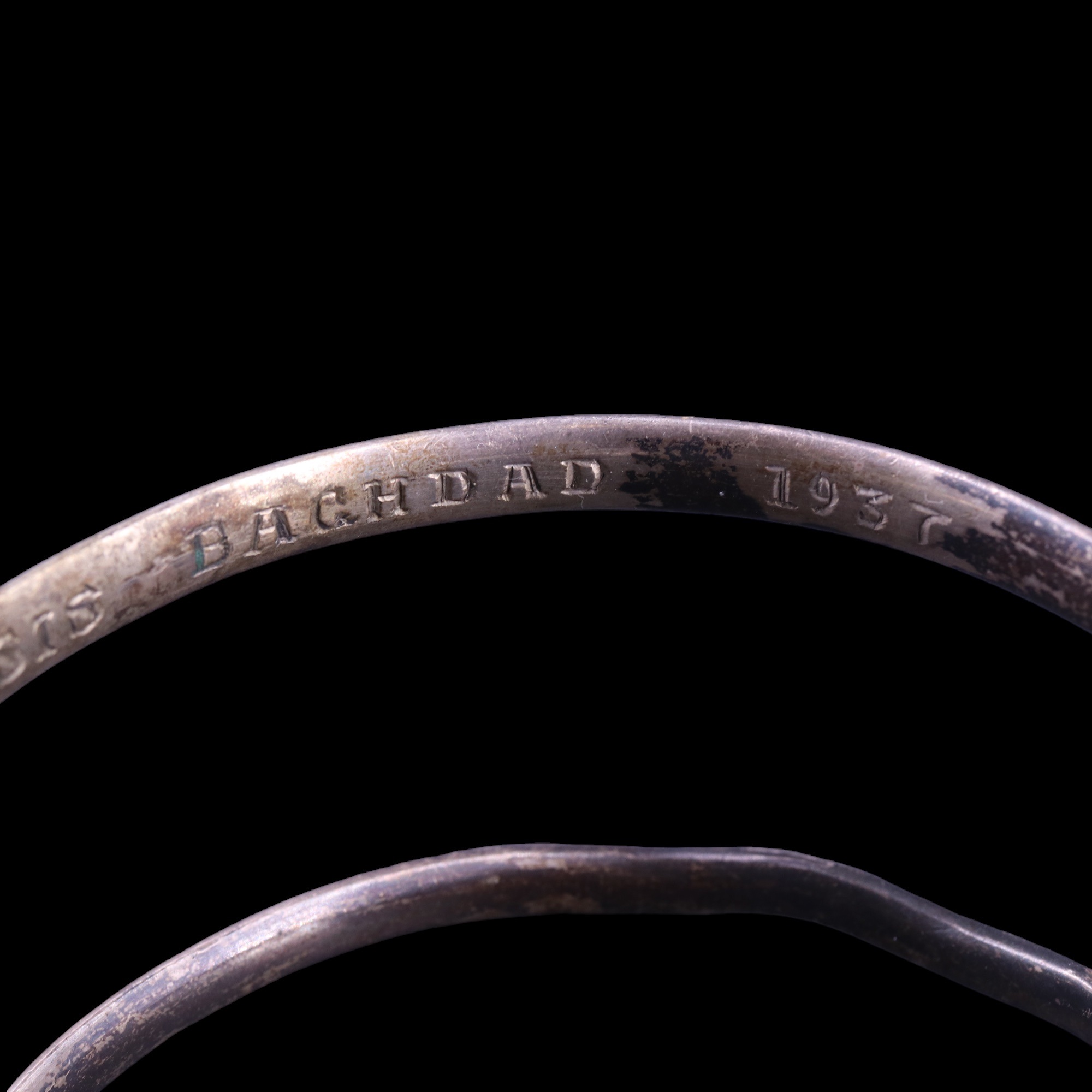 A 1930s Iraqi niello and white metal serpent bangle, decorated in depiction of feluccas on a river - Image 5 of 5