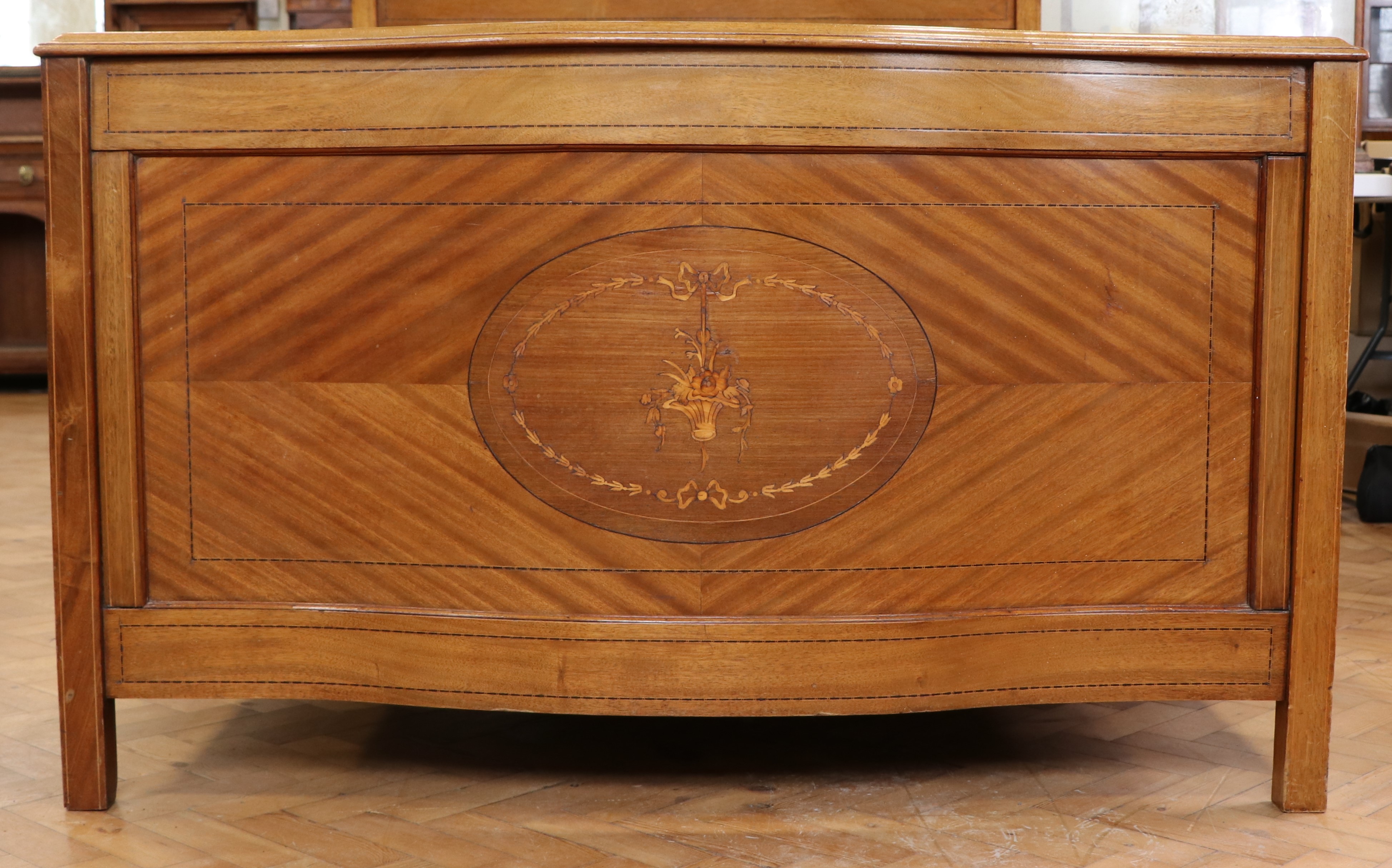 A Sheraton Revival marquetry-inlaid mahogany 4' 6" bedstead, with rails and base, (rails 6' 4" - Image 4 of 6