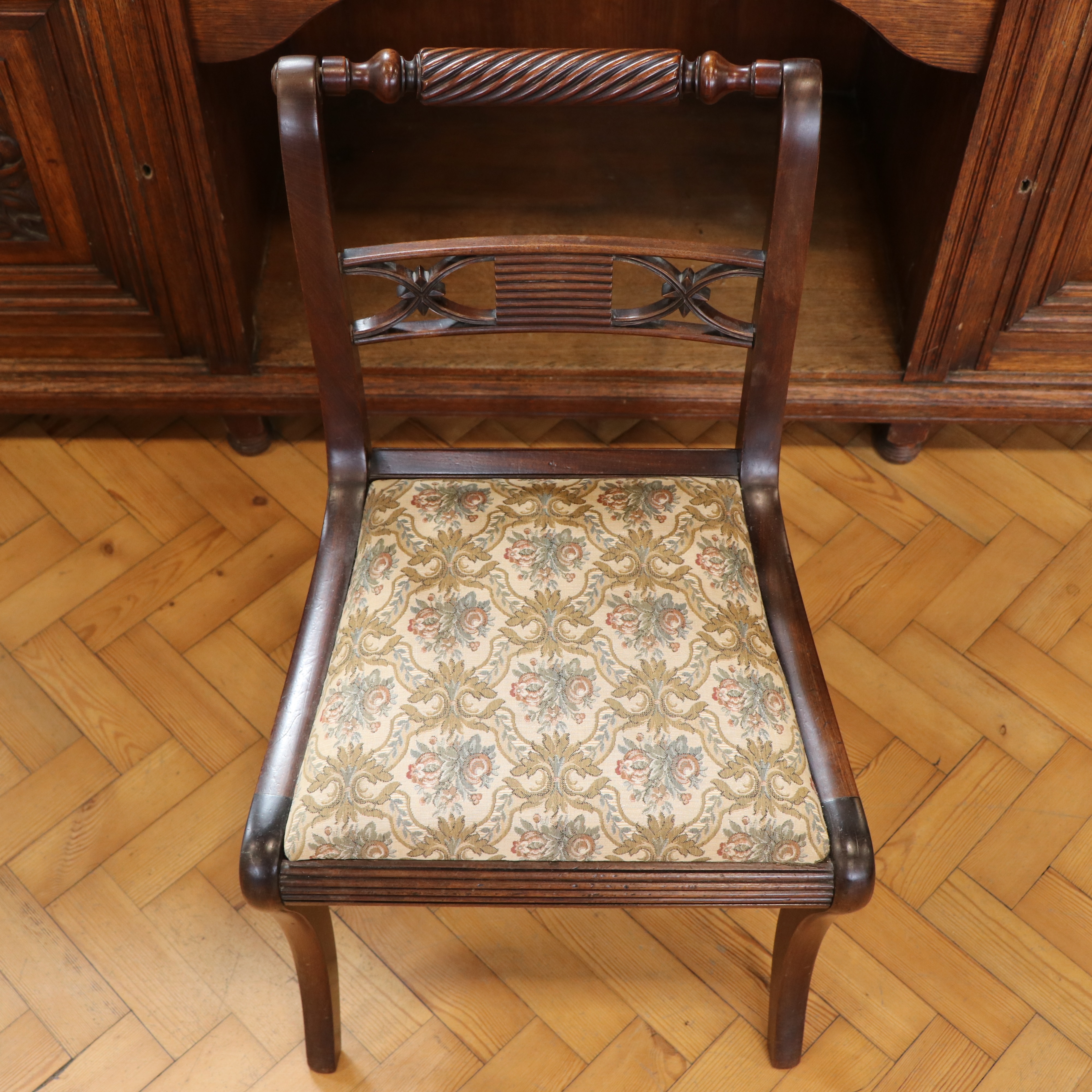 A set of four George III mahogany dining chairs having cable backs and sabre legs - Image 3 of 4