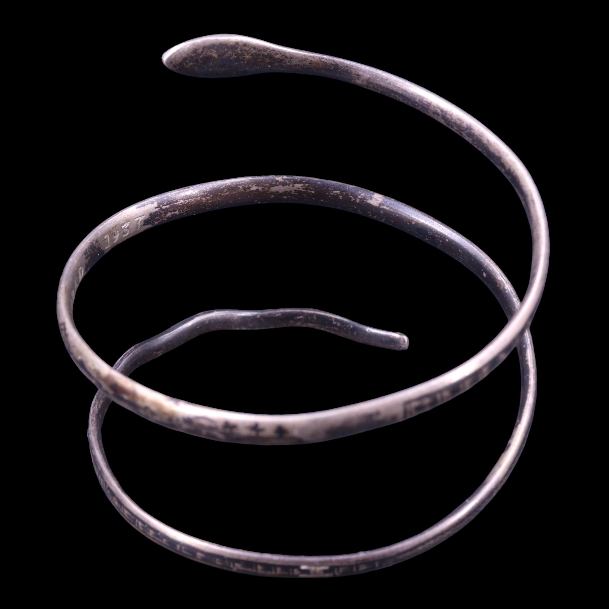 A 1930s Iraqi niello and white metal serpent bangle, decorated in depiction of feluccas on a river - Image 2 of 5