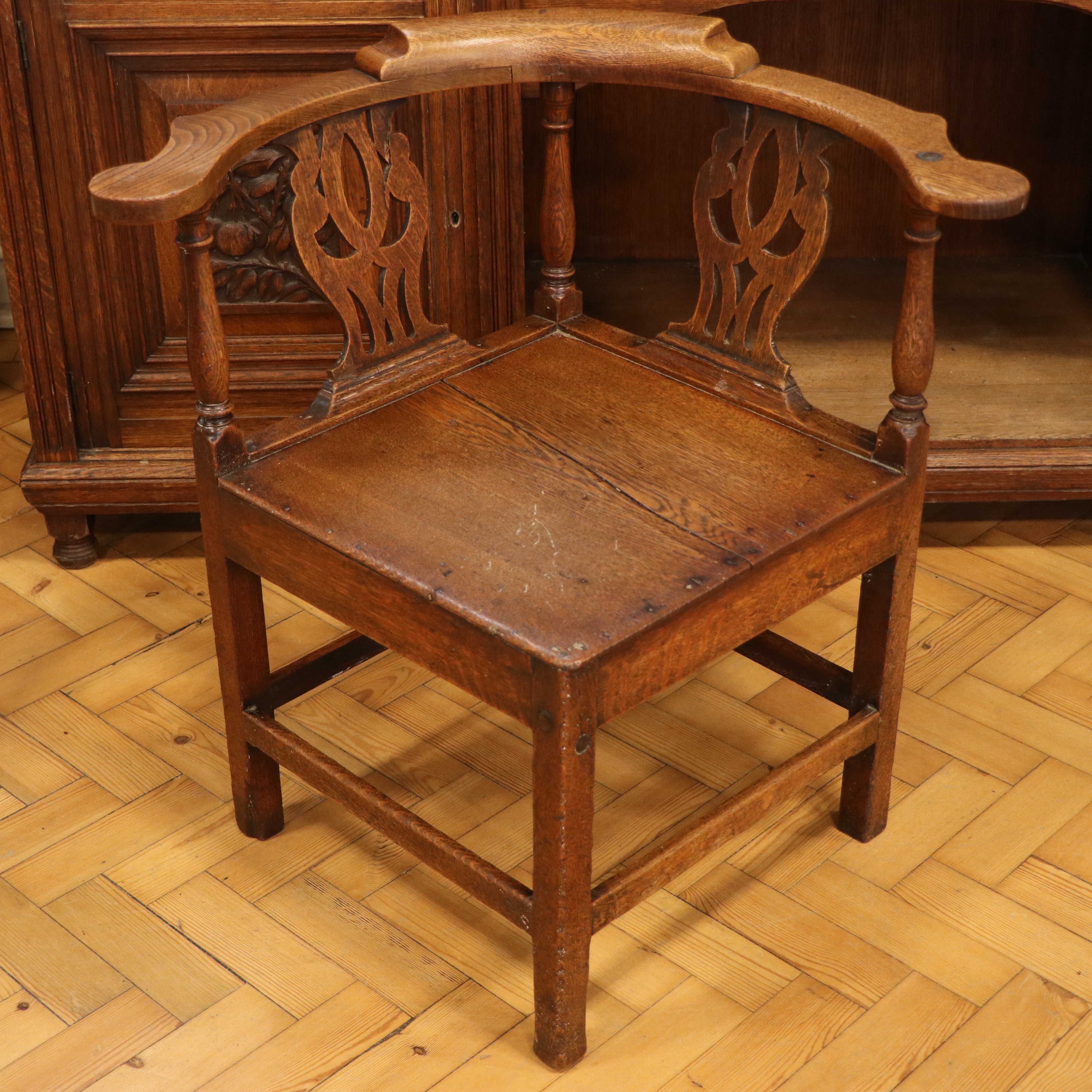 A George III oak corner armchair, 74 cm high - Image 2 of 3