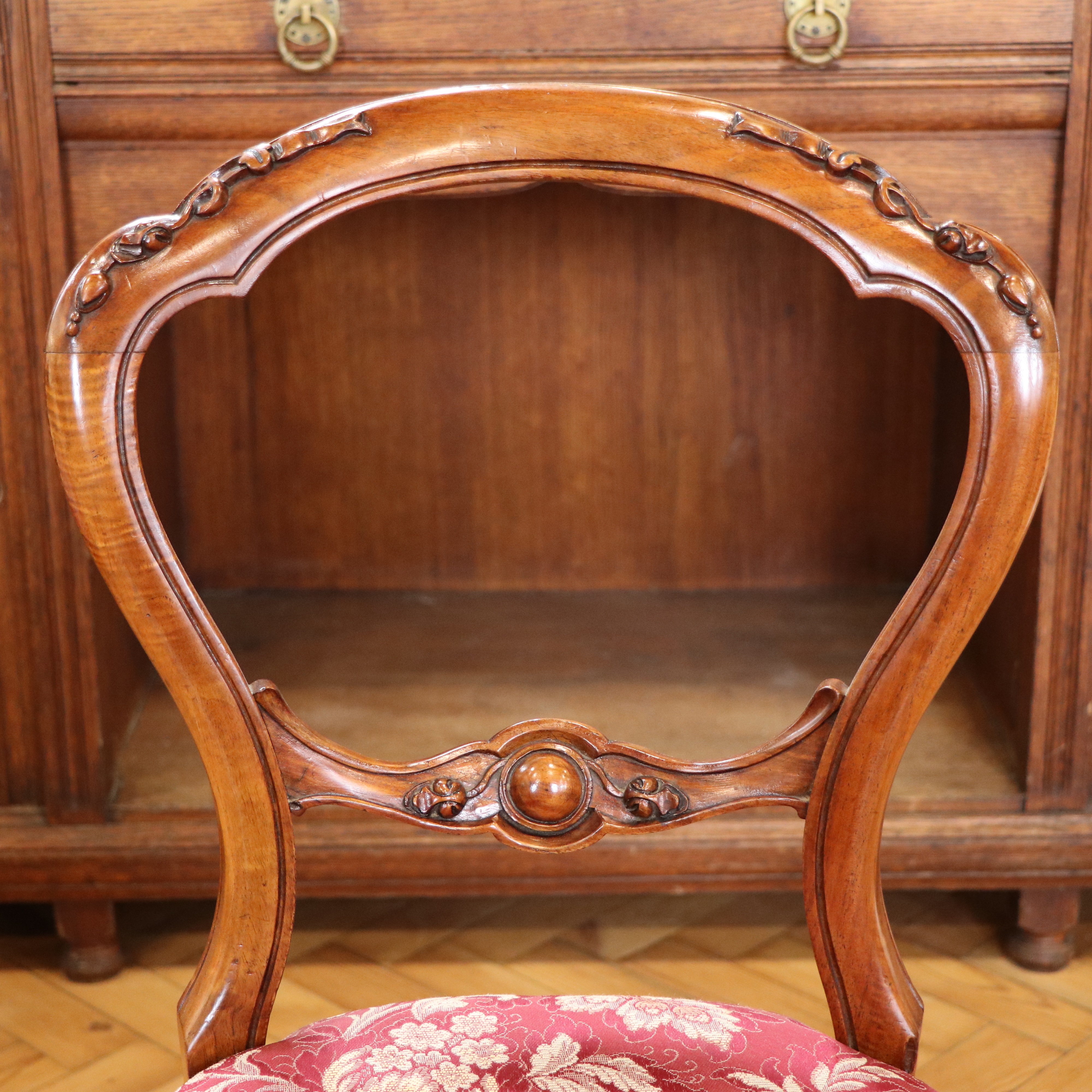 A set of six fine Victorian carved walnut cusped-balloon back dining chairs, (re-upholstered and - Image 4 of 4