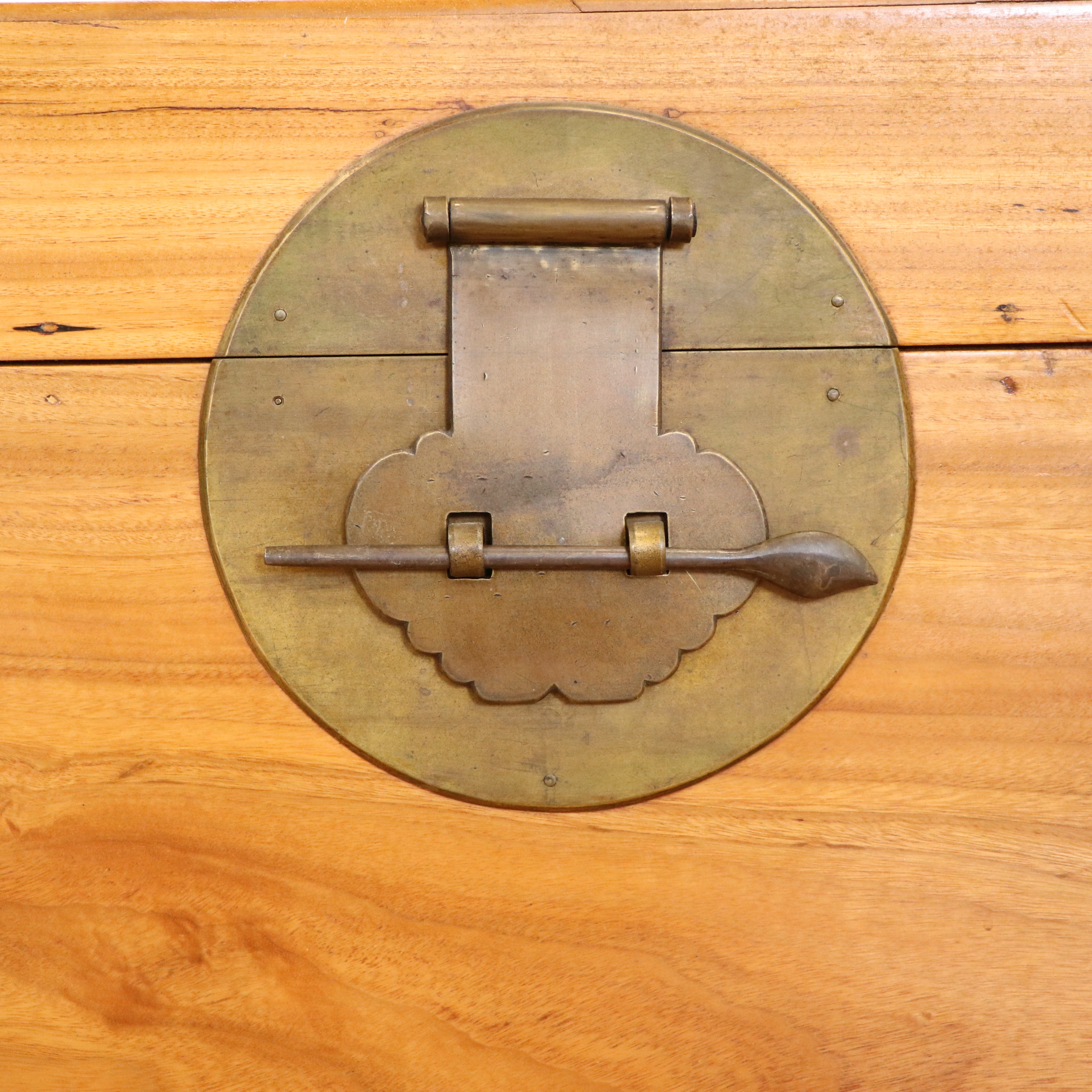 An elegant vintage Chinese camphor chest on horse-hoof-foot stand, 98 cm x 53 cm x 59 cm - Image 4 of 5