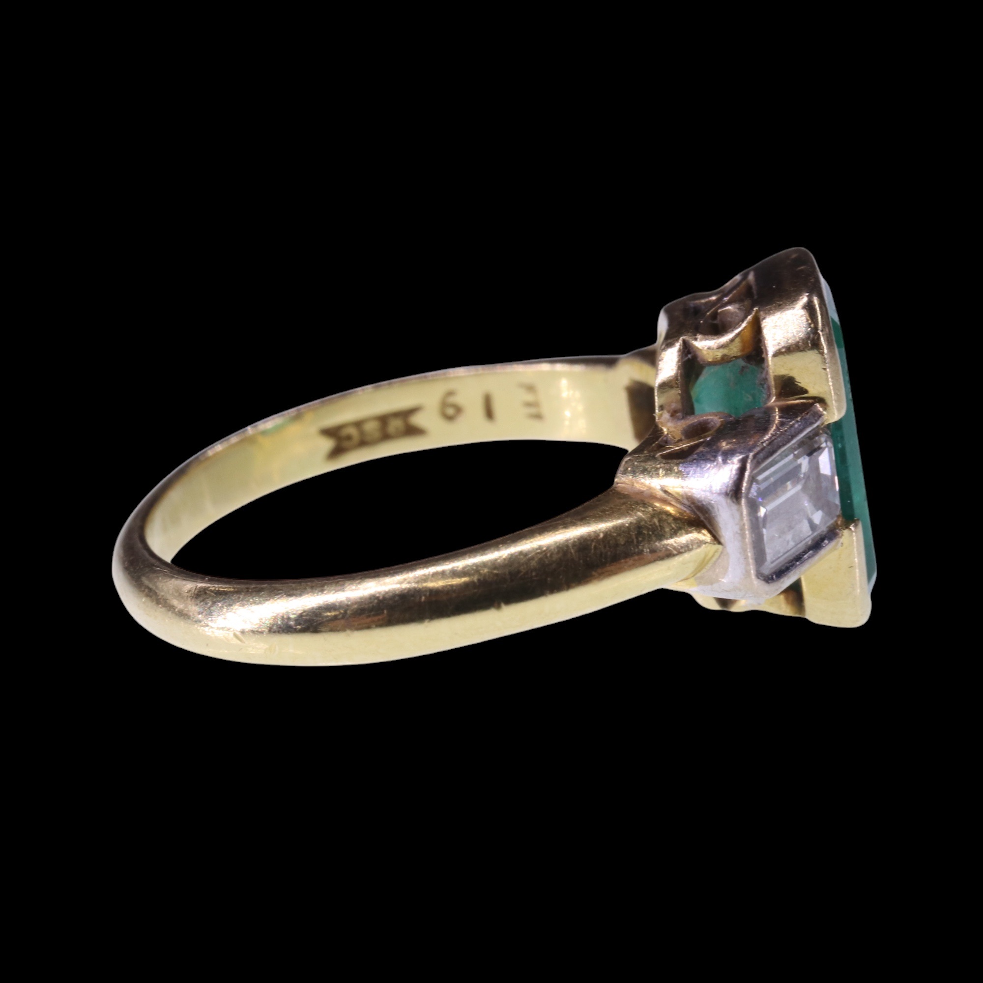 An impressive Art Deco style emerald and diamond ring, comprising a large emerald-cut stone of - Image 3 of 4