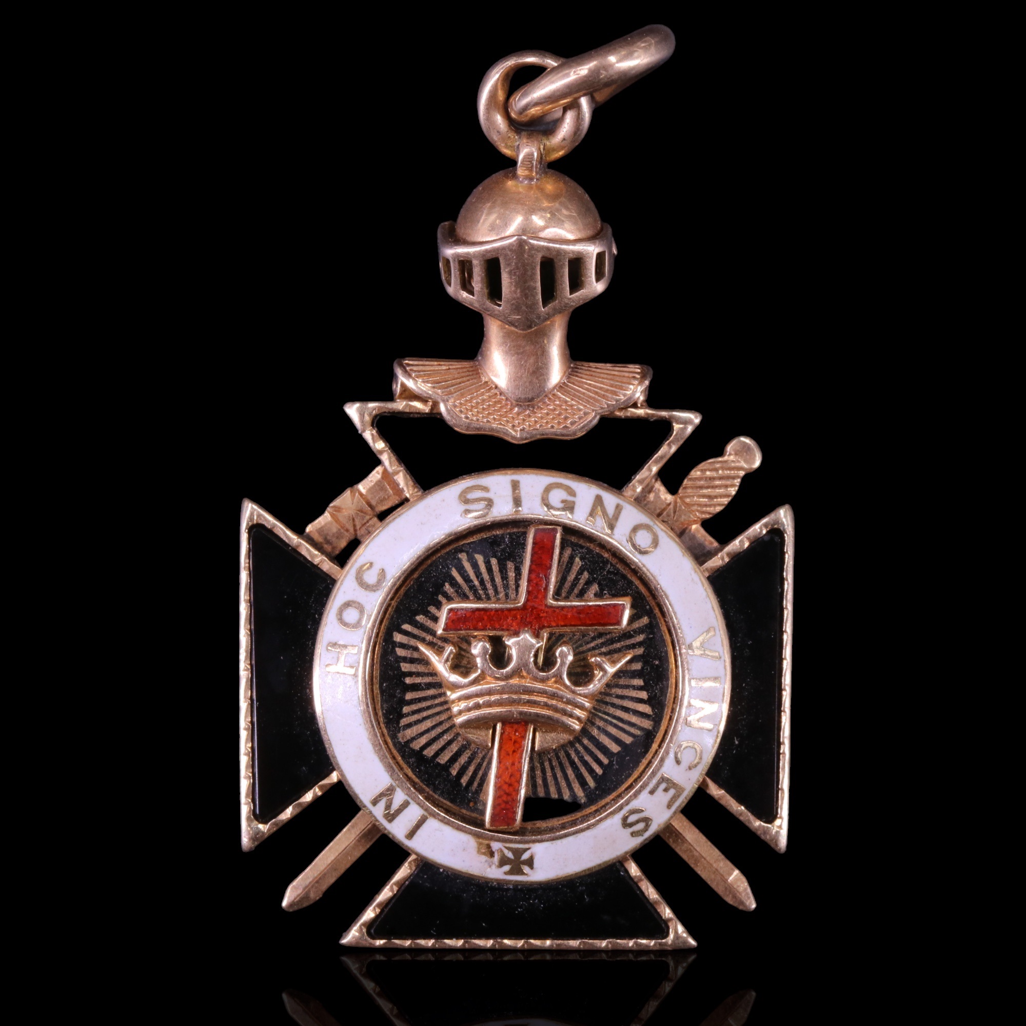A Masonic Knights Templar enamelled 9 ct gold fob medallion, 38 mm excluding suspender, 14 g