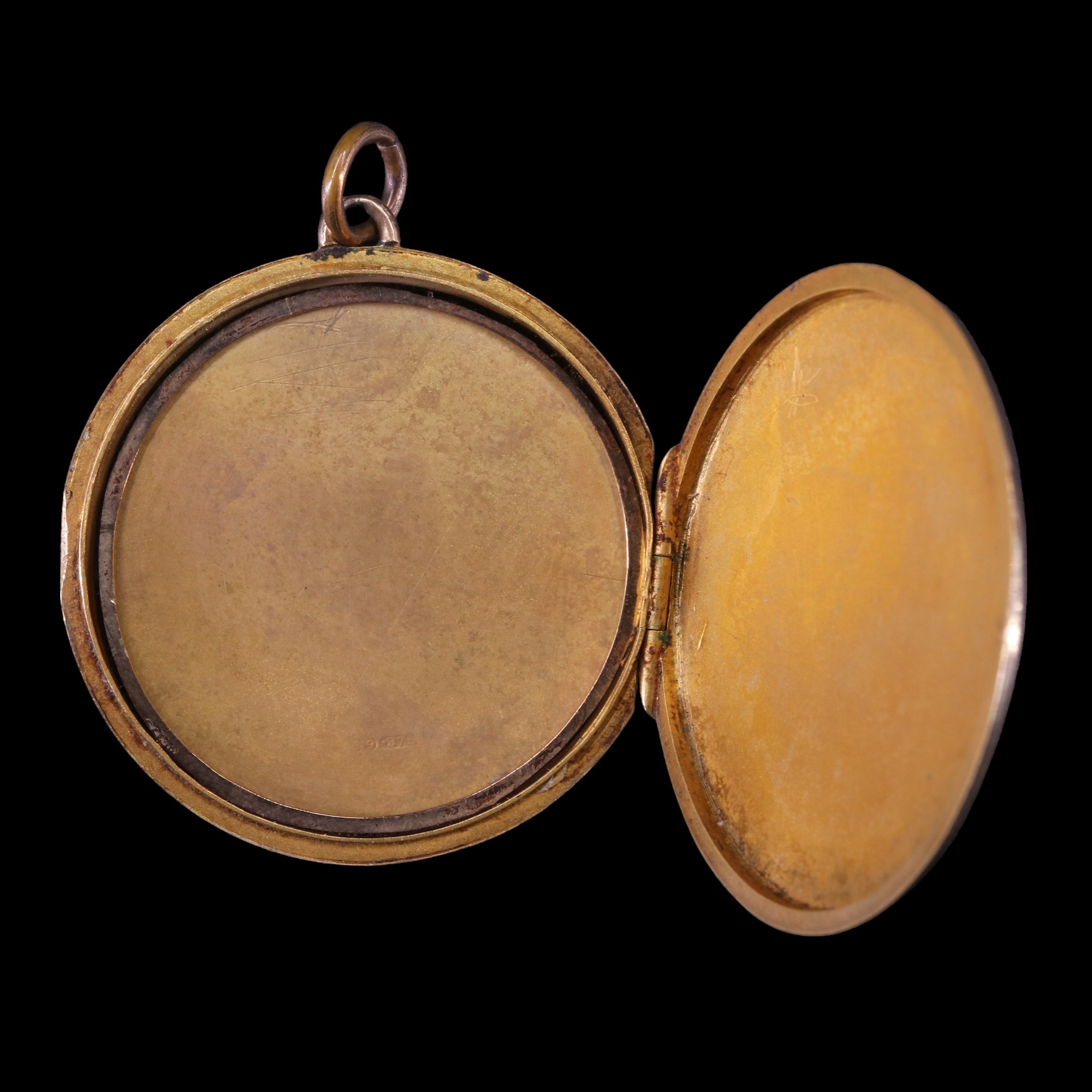 A 1939 9 ct gold circular pendant double locket, 32 mm, 6.6 g - Image 4 of 4