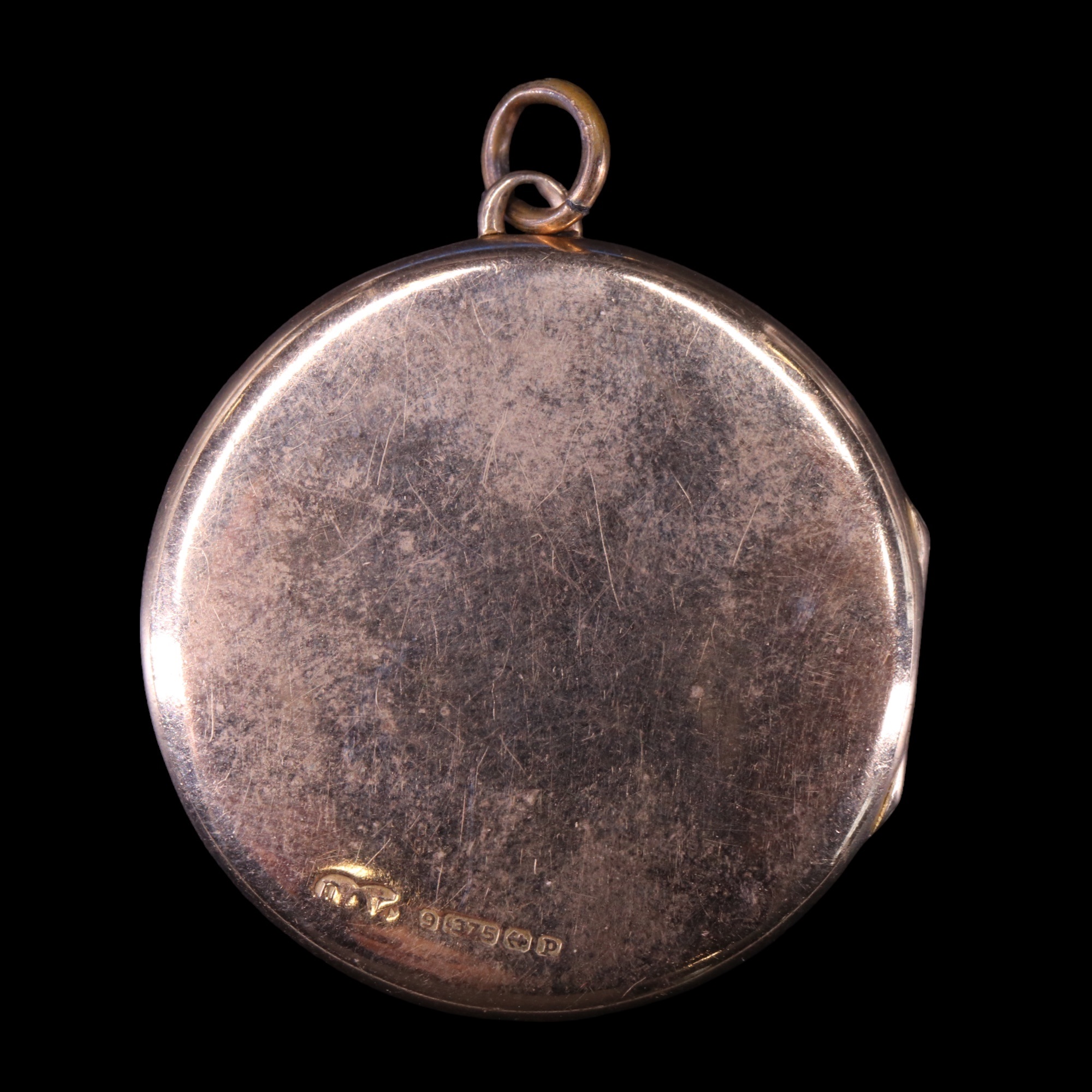 A 1939 9 ct gold circular pendant double locket, 32 mm, 6.6 g - Image 2 of 4