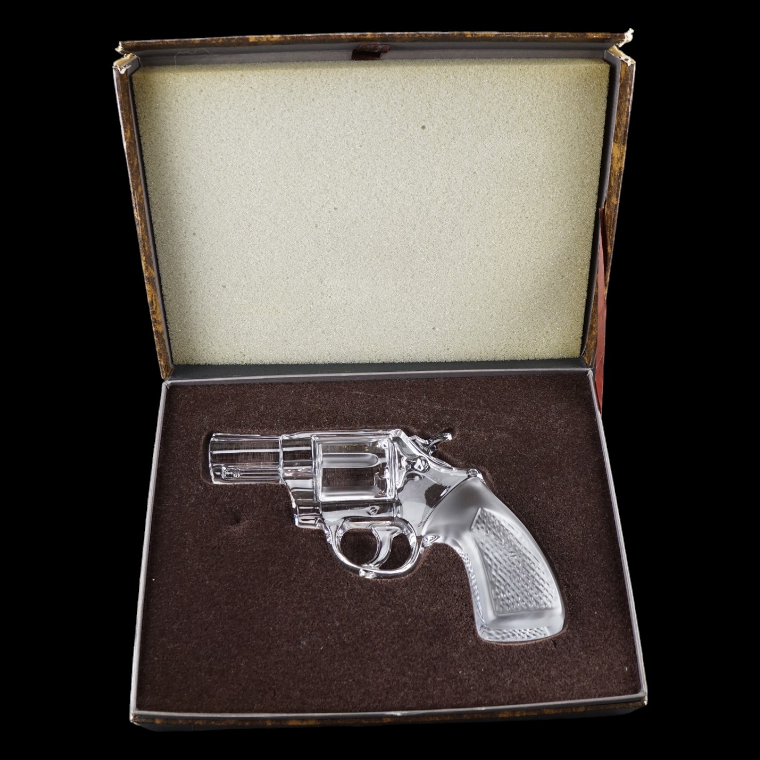 A boxed Royales De Champagne Les Armes snub-nose Smith & Wesson or similar revolver, gun 19.5 cm