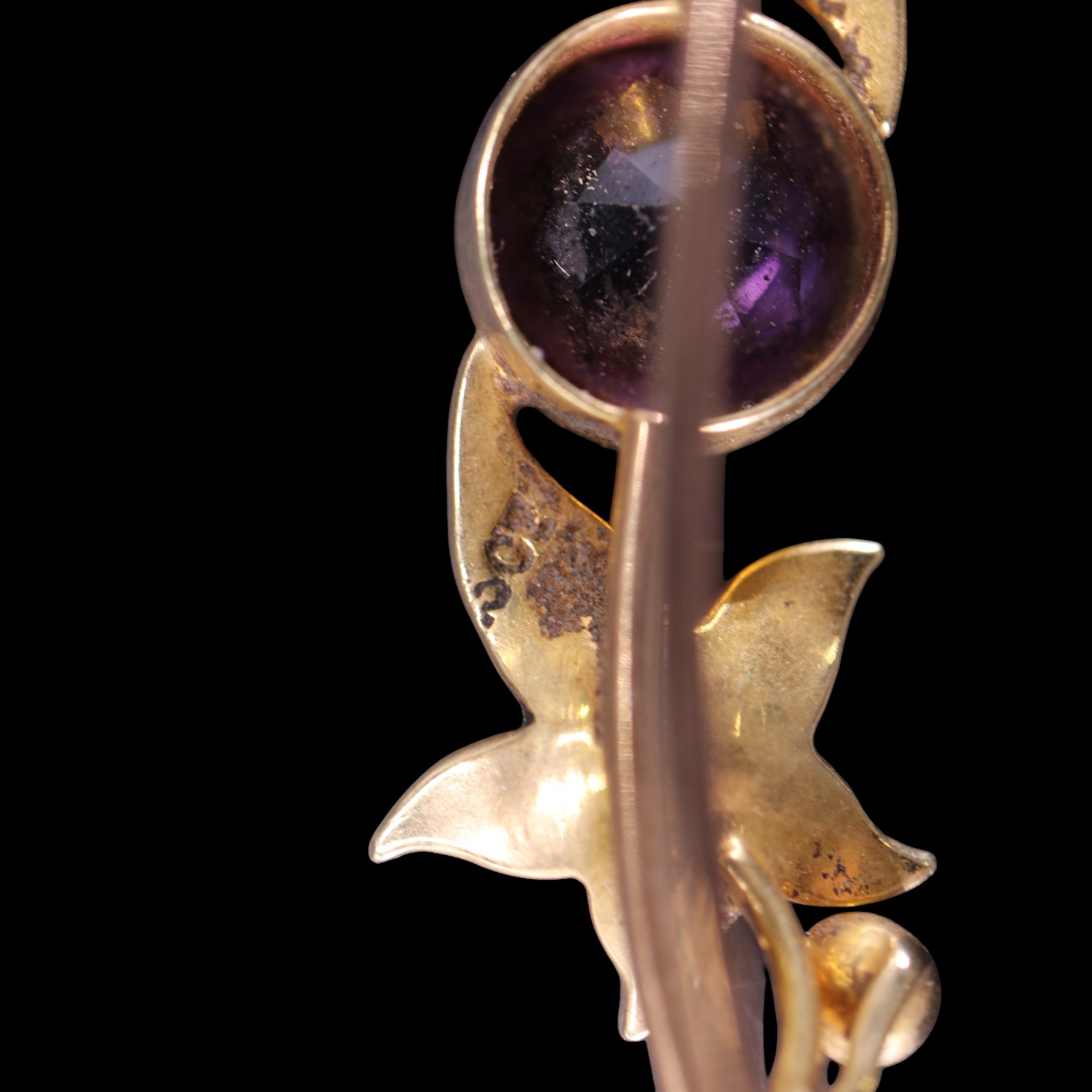 An antique amethyst, seed pearl and 15 ct gold brooch, comprising a central round-cut amethyst of - Image 3 of 3