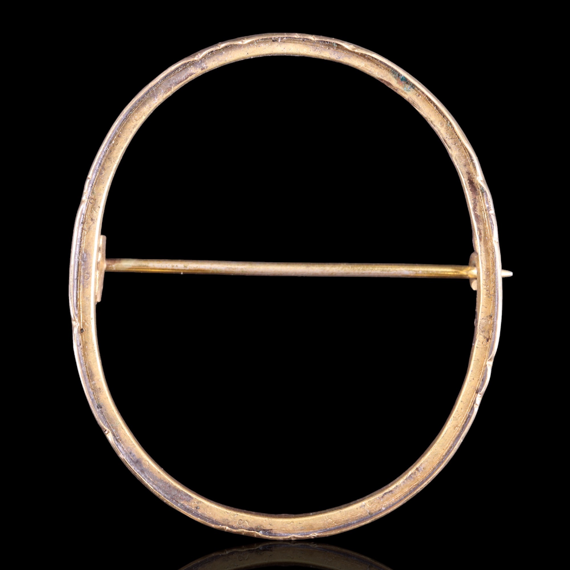 A scrap 9 ct yellow metal brooch mount, approx 4.5 cm x 4 cm, 4.6 g