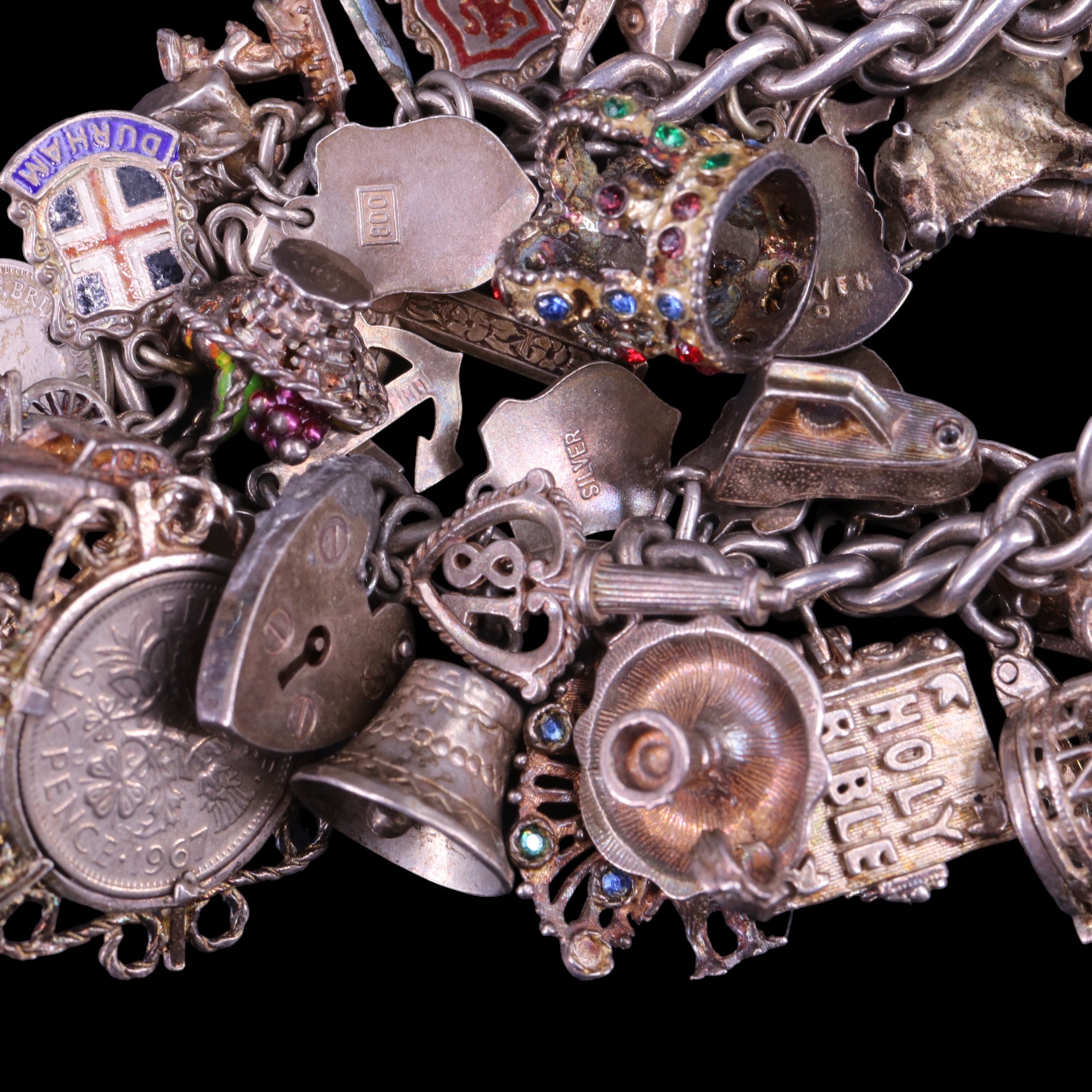 An uncommonly dense vintage silver charm bracelet, 149 g - Image 4 of 4