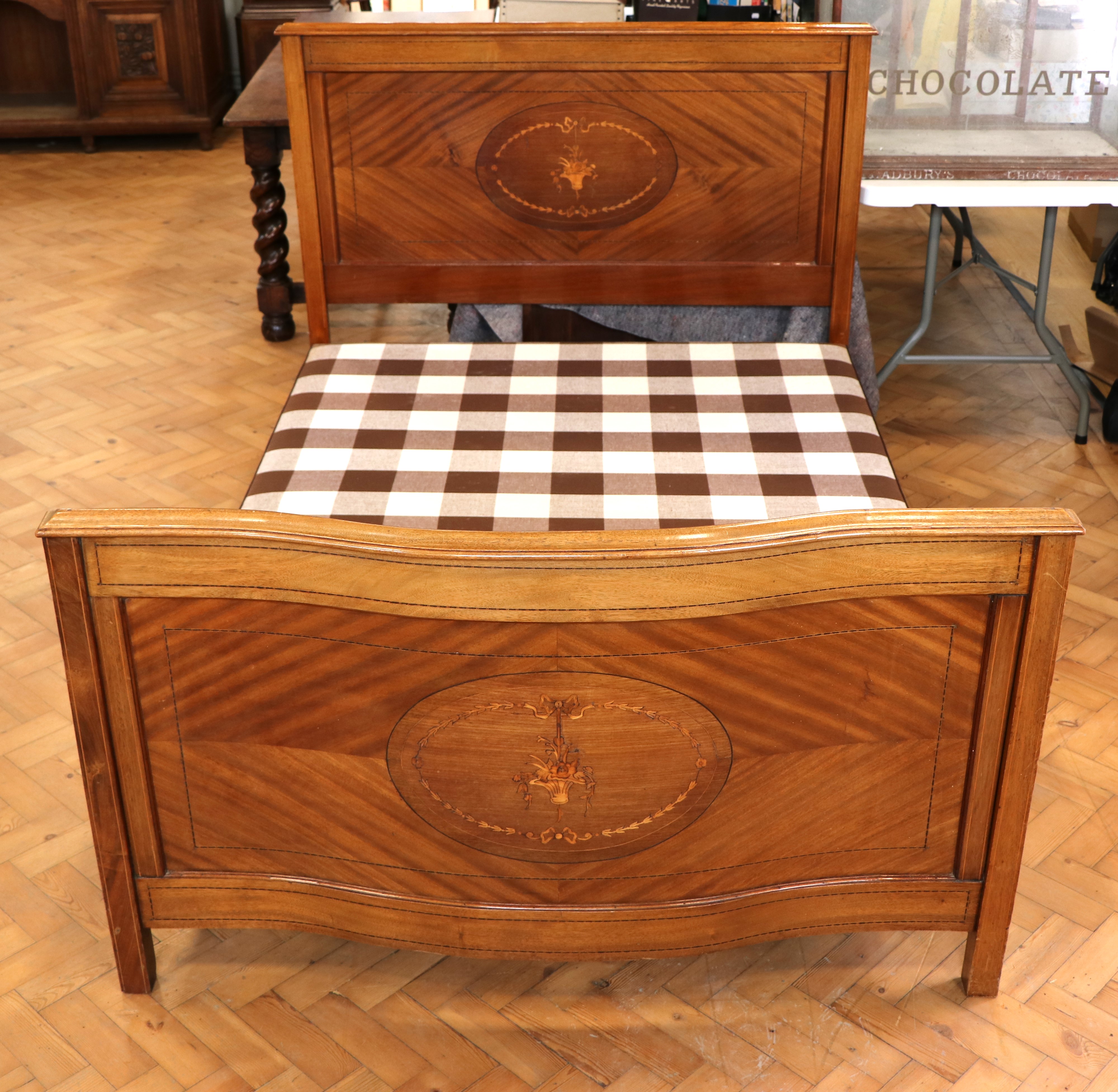 A Sheraton Revival marquetry-inlaid mahogany 4' 6" bedstead, with rails and base, (rails 6' 4" - Image 3 of 6