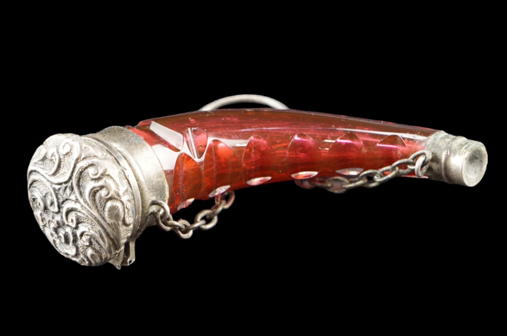A Victorin ruby glass horn-shaped ring scent bottle, 7 cm, (hingle a/f) - Image 3 of 4