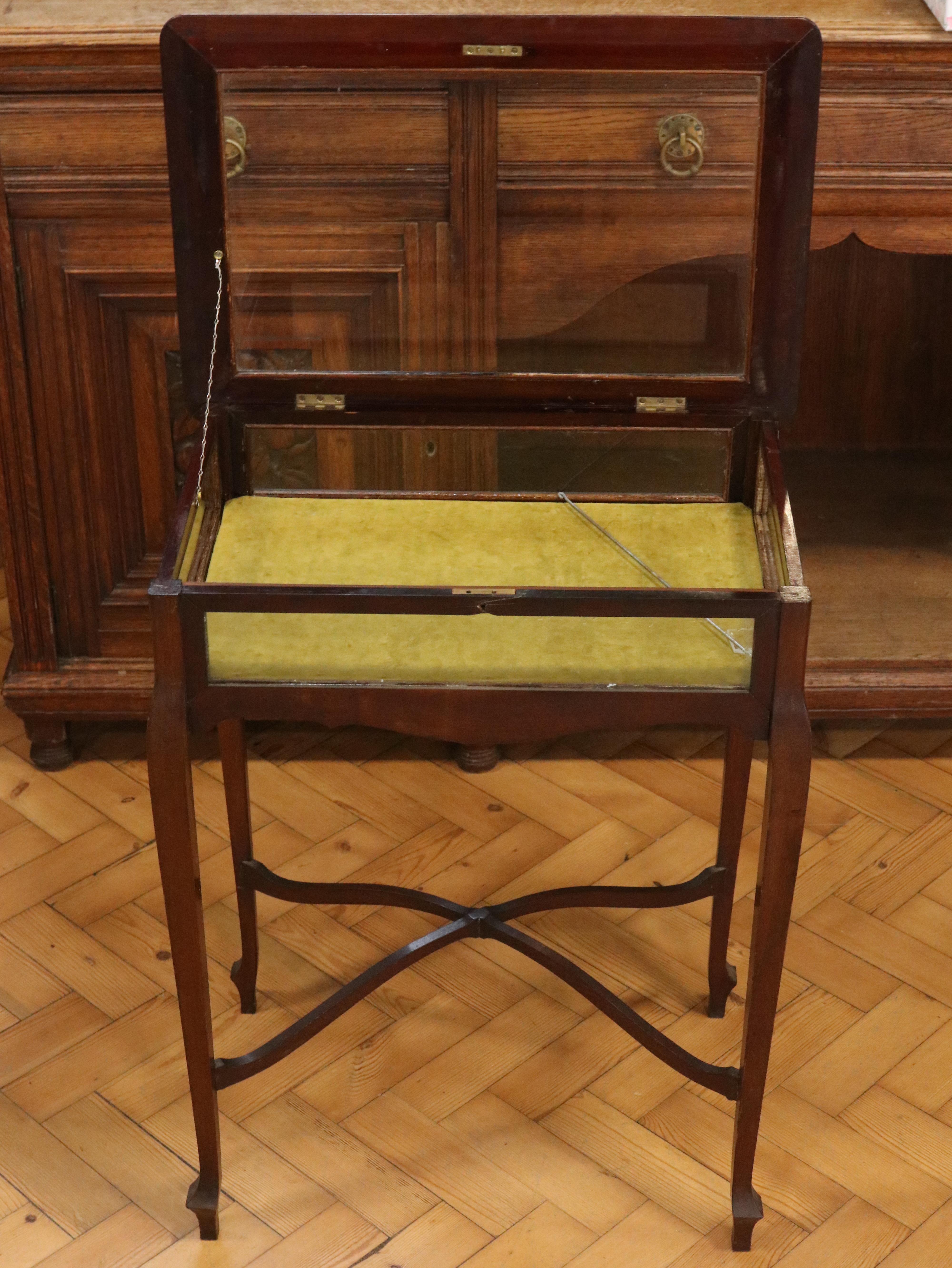An early 20th Century glazed mahogany bijouterie table, 55 cm x 38 cm x 74 cm - Image 2 of 2