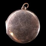 A 1939 9 ct gold circular pendant double locket, 32 mm, 6.6 g