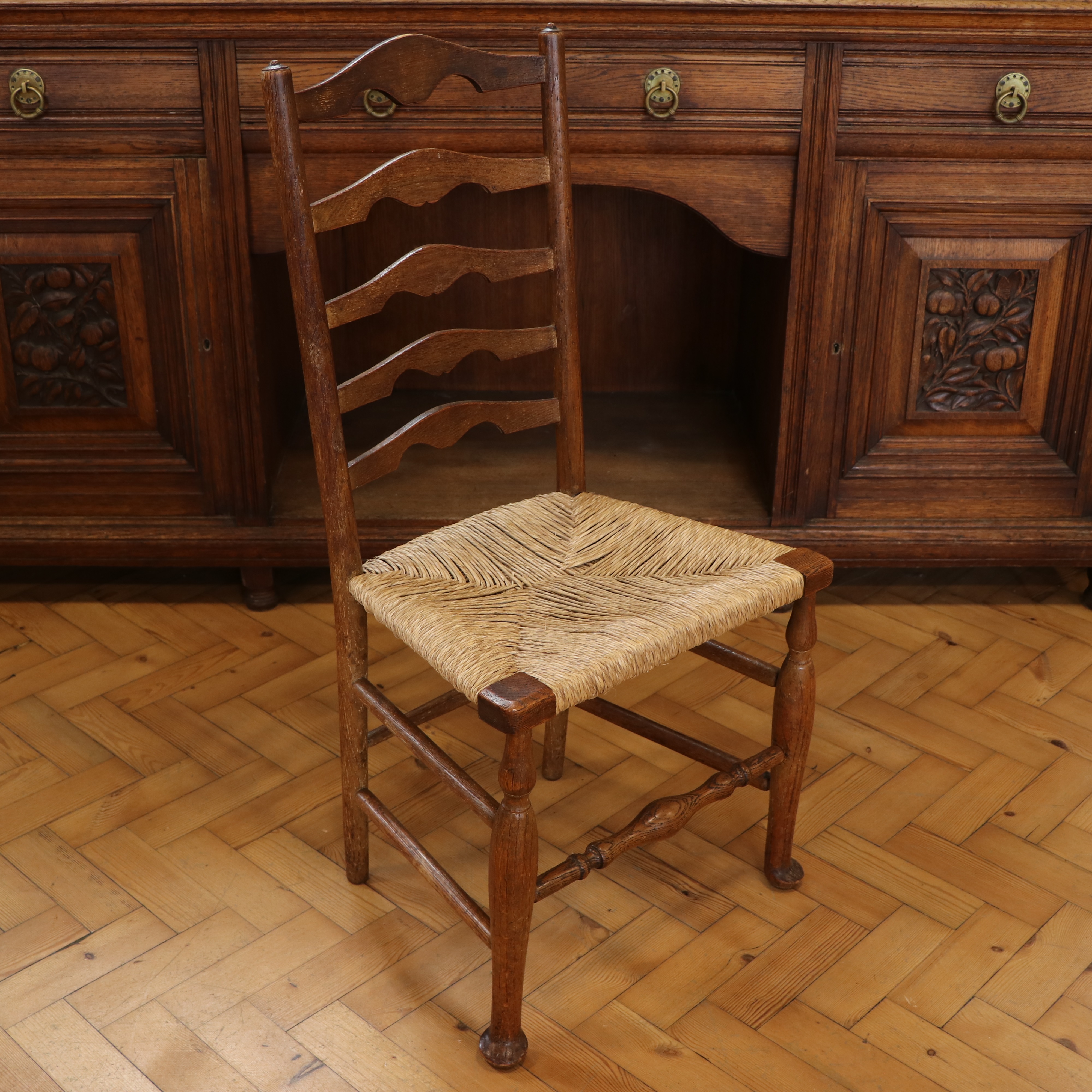 Four late 19th / early 20th Century rush-seated oak ladder-back chairs, 95 cm - Image 2 of 3