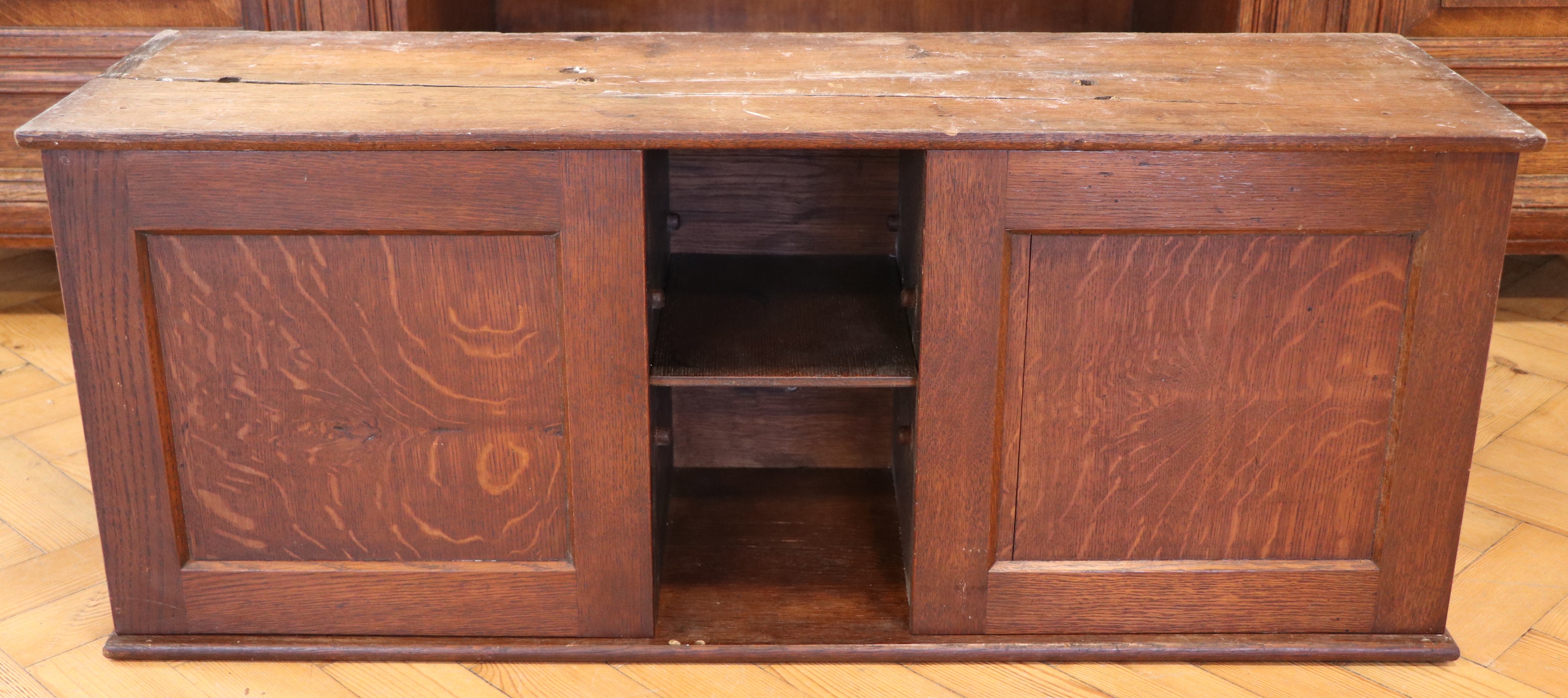 An early 20th Century oak two-door wall cabinet, having a central niche with adjustable shelf, 95 cm