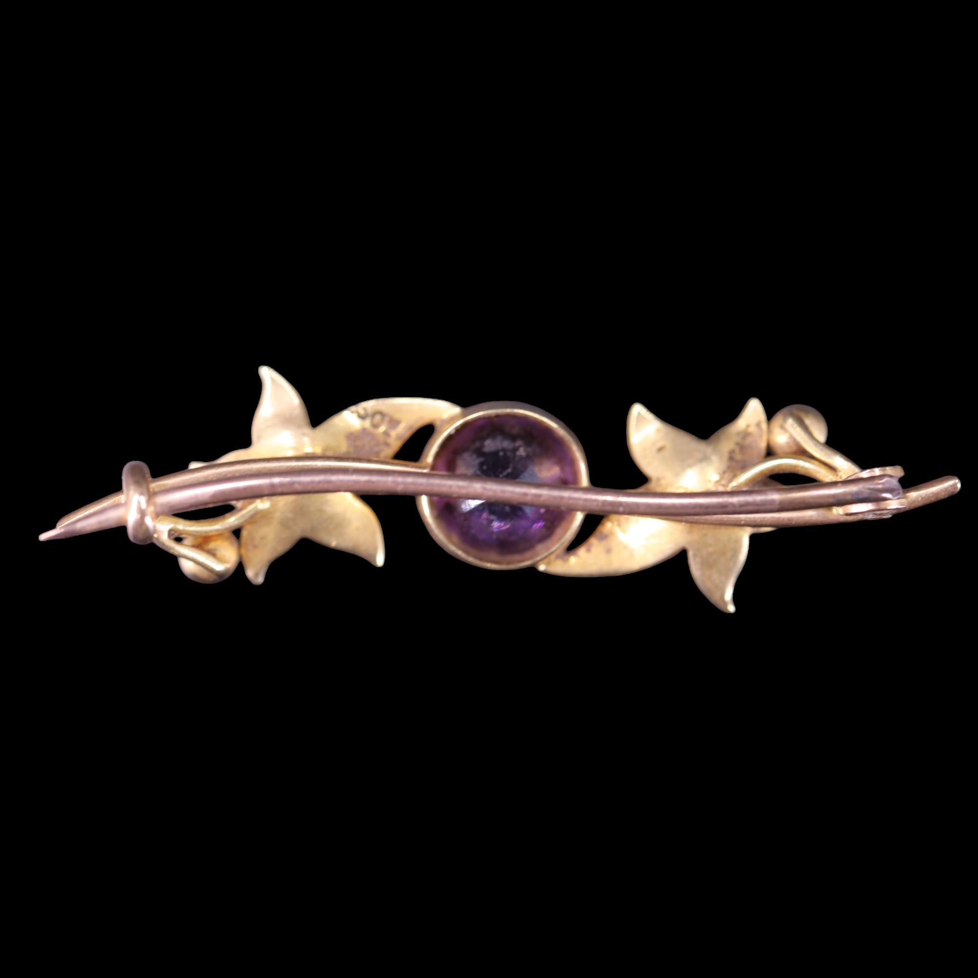An antique amethyst, seed pearl and 15 ct gold brooch, comprising a central round-cut amethyst of - Image 2 of 3