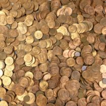 A large quantity of GB QEII copper coins
