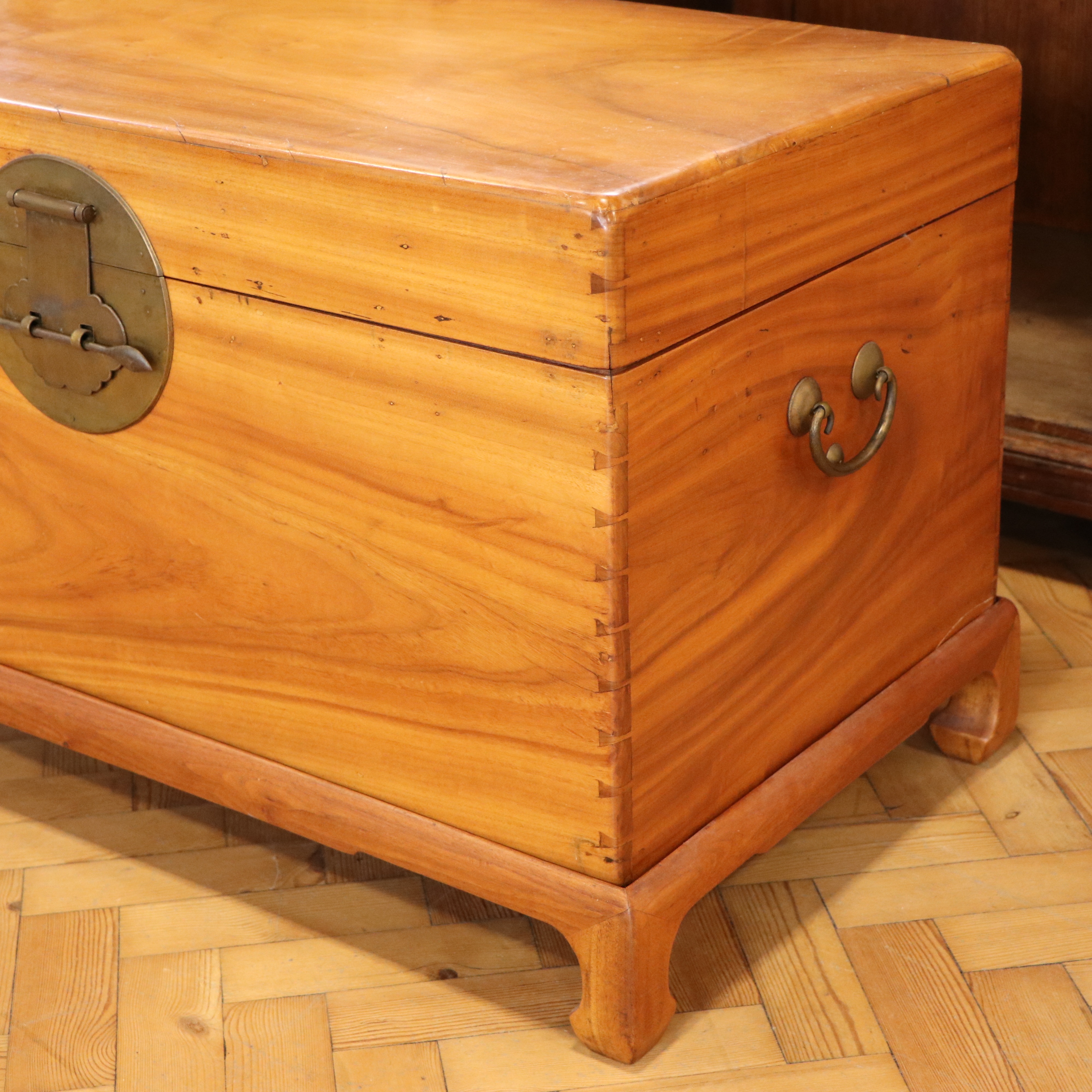 An elegant vintage Chinese camphor chest on horse-hoof-foot stand, 98 cm x 53 cm x 59 cm - Image 5 of 5