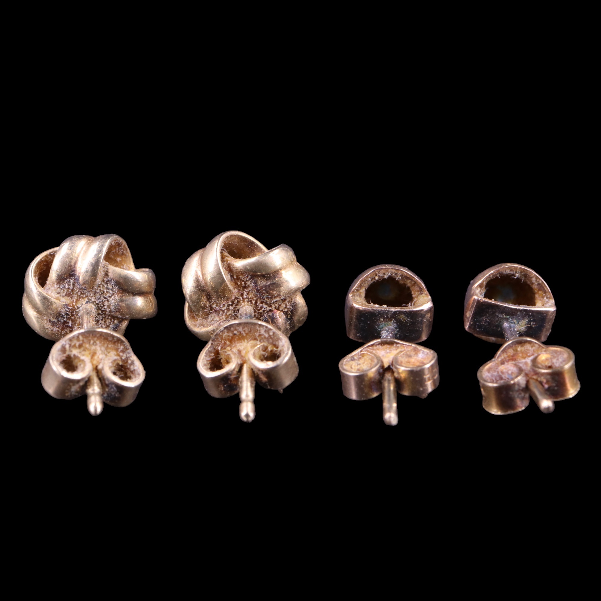 Two pairs of 9 ct yellow metal stud earrings, one pair in the form of knots, the other bosses set - Image 2 of 2