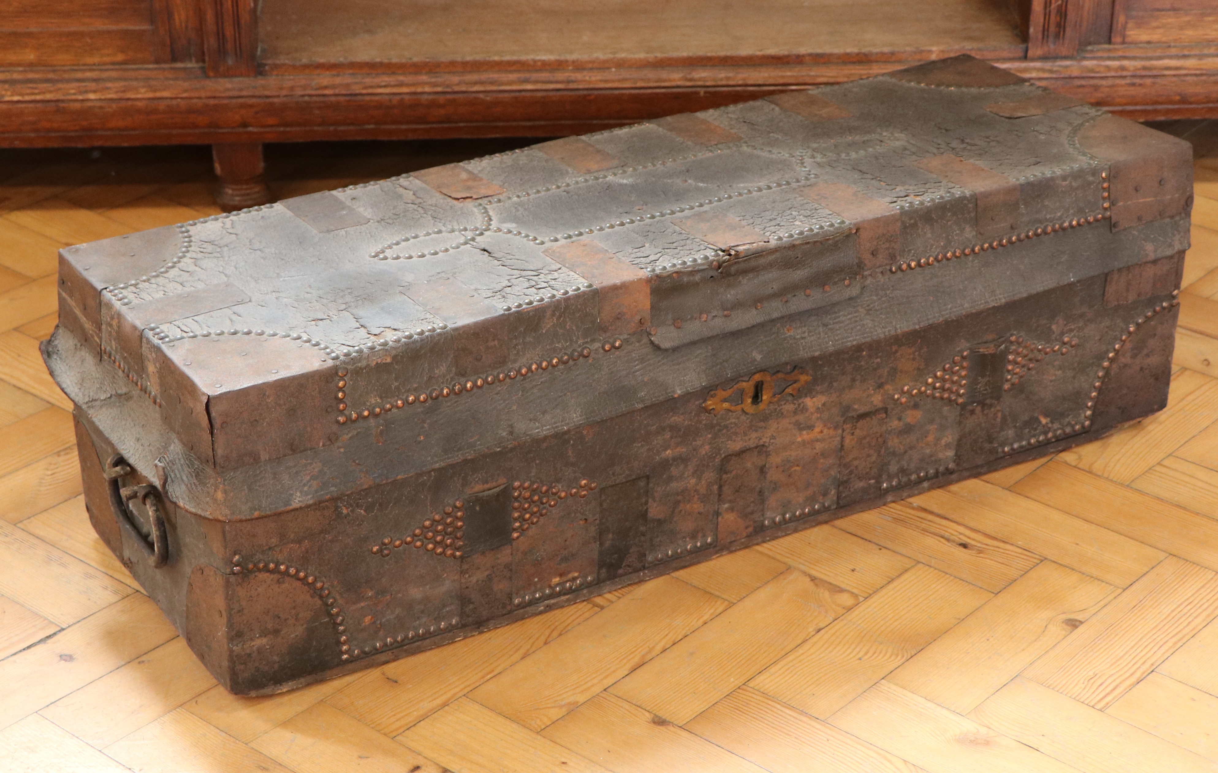 A late Georgian / early Victorian campaign or travel trunk, in hide-covered wood with brass and iron - Image 3 of 4