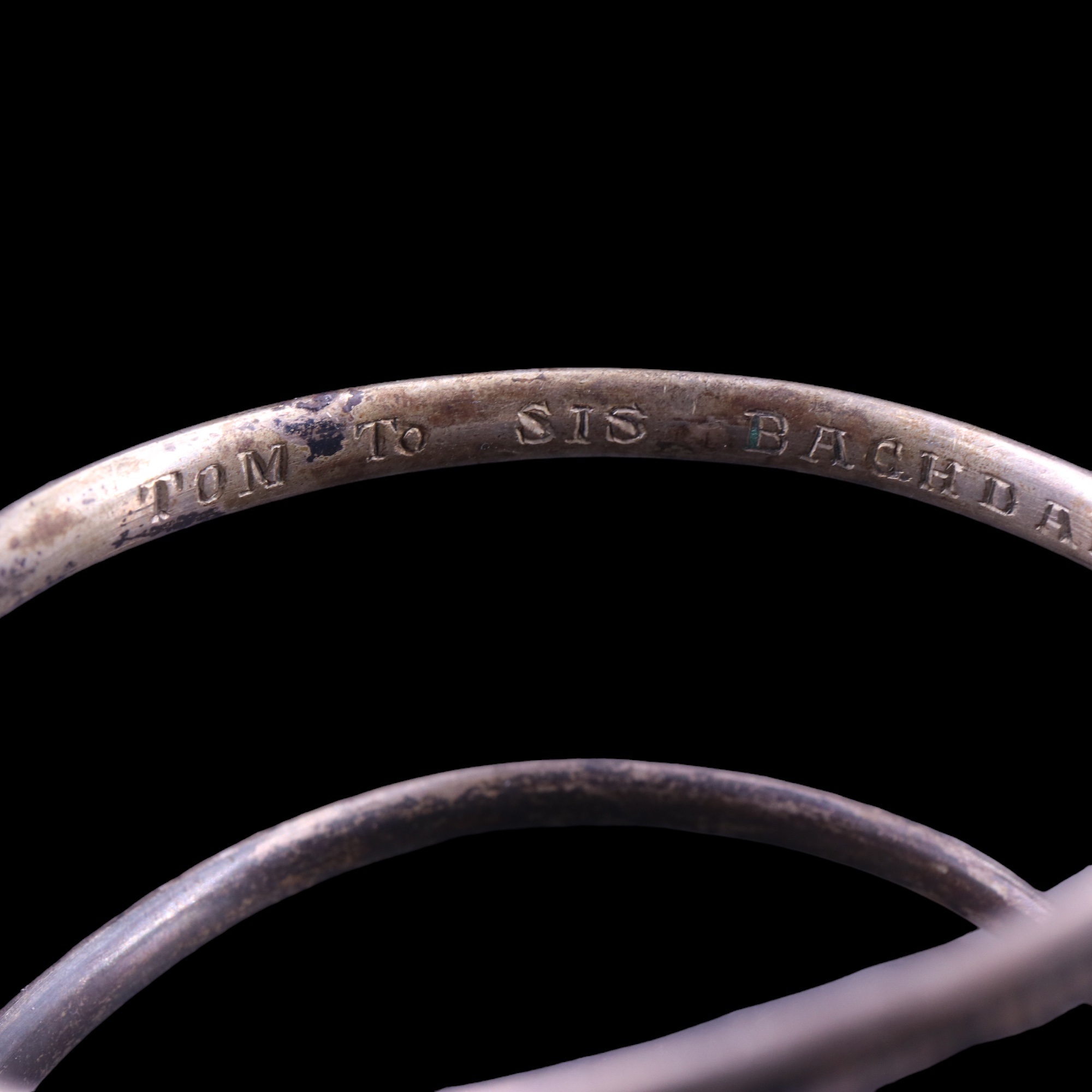 A 1930s Iraqi niello and white metal serpent bangle, decorated in depiction of feluccas on a river - Image 4 of 5