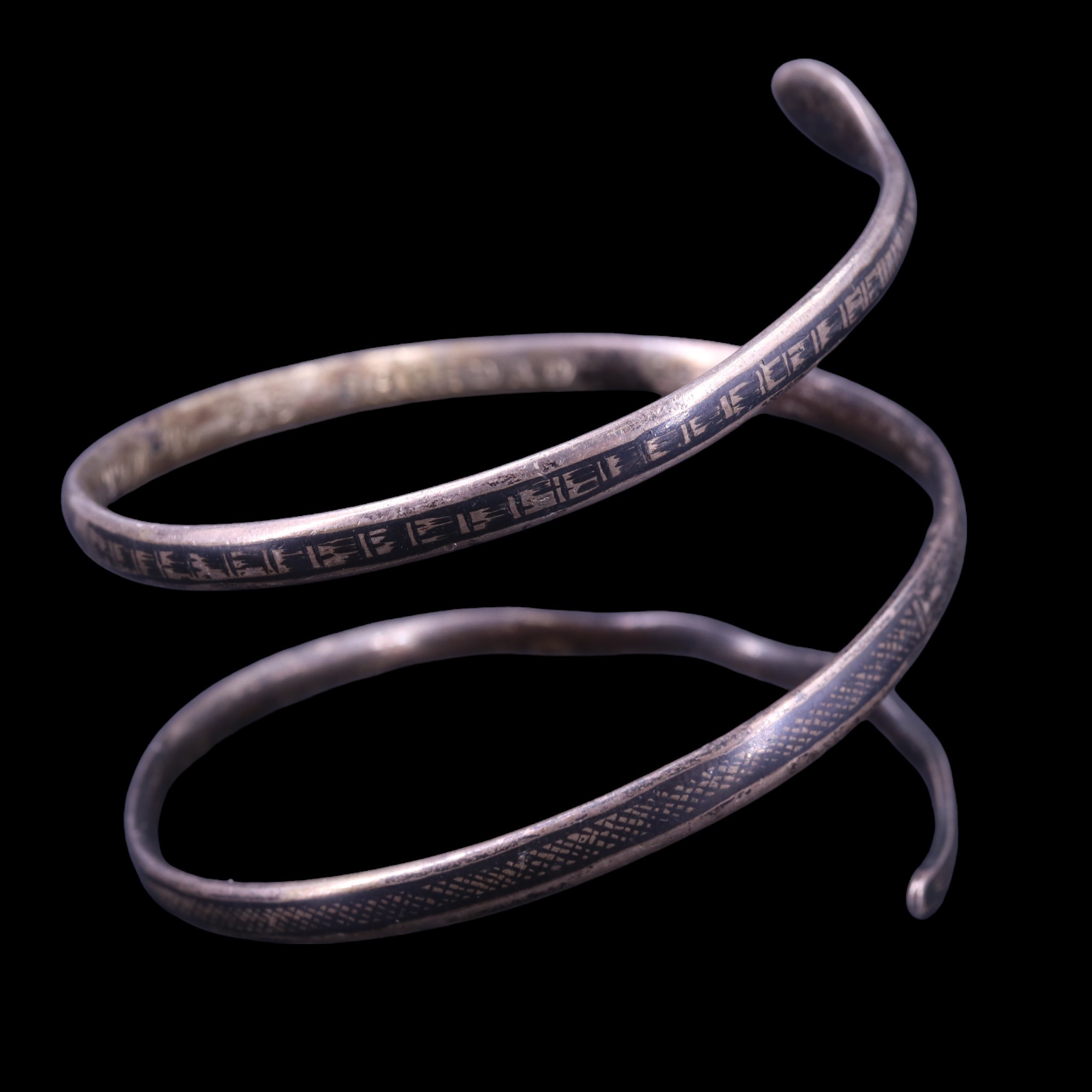A 1930s Iraqi niello and white metal serpent bangle, decorated in depiction of feluccas on a river - Image 3 of 5
