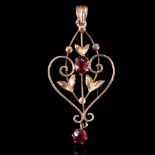 A Belle Epoque / early 20th Century garnet and 9 ct gold openwork pendant, comprising a central
