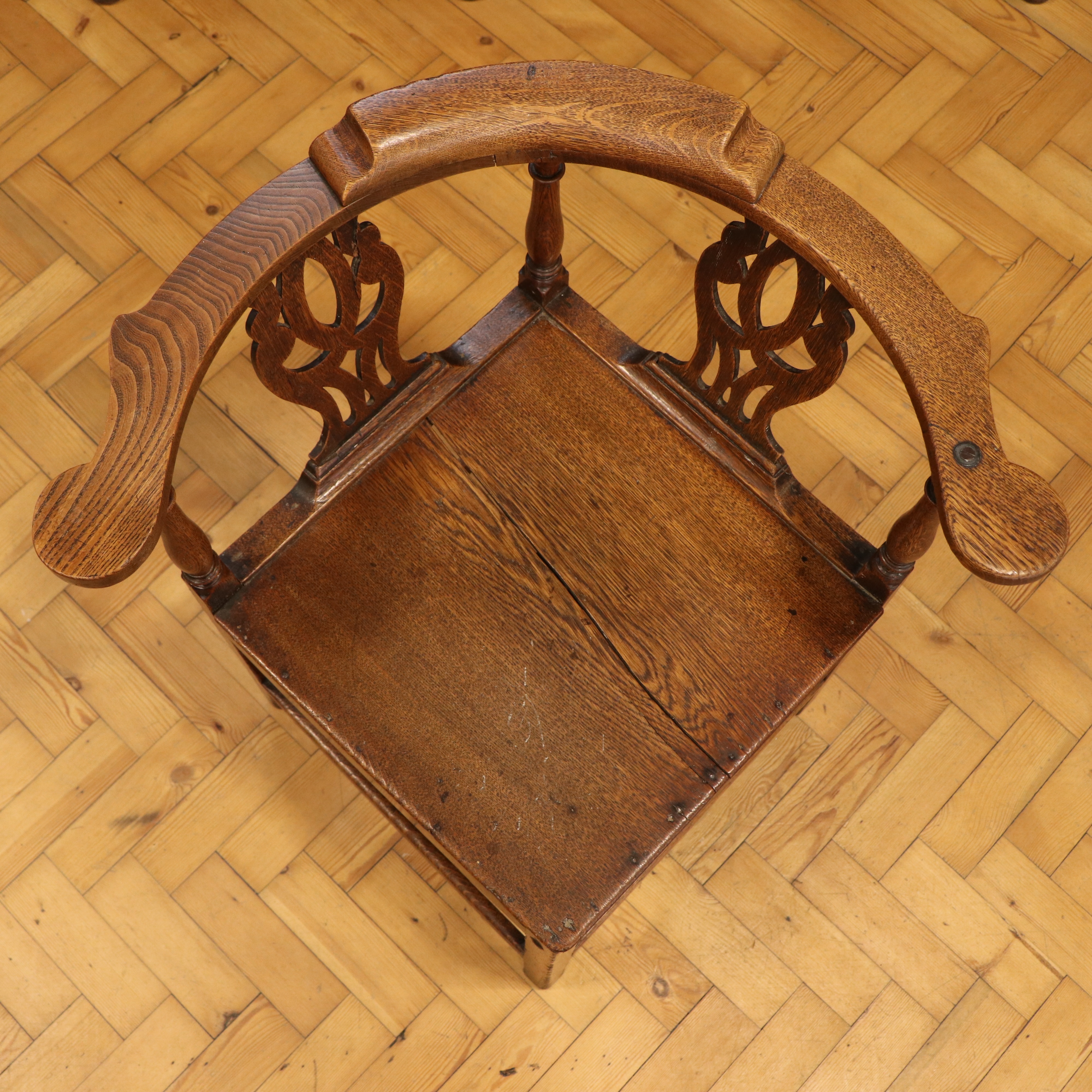 A George III oak corner armchair, 74 cm high - Image 3 of 3