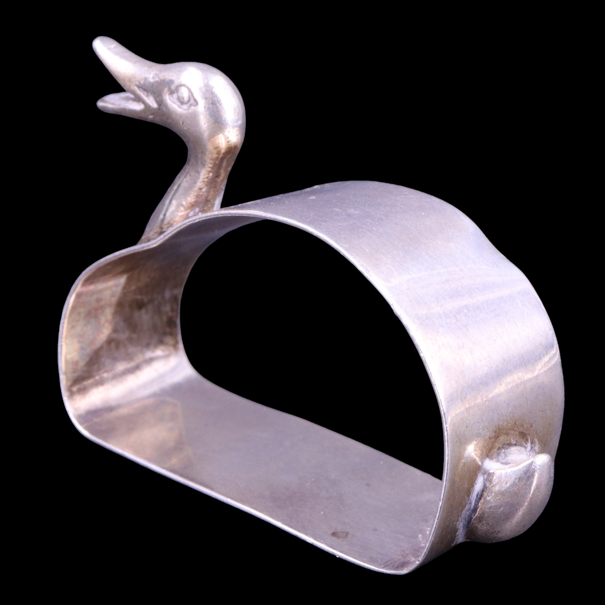 A George VI silver novelty napkin ring in the form of a duck, Lanson Ltd, Birmingham, 1945, 5.5 - Image 2 of 3