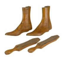A pair of Victorian / early 20th Century treen boot trees, 18 x 23 cm