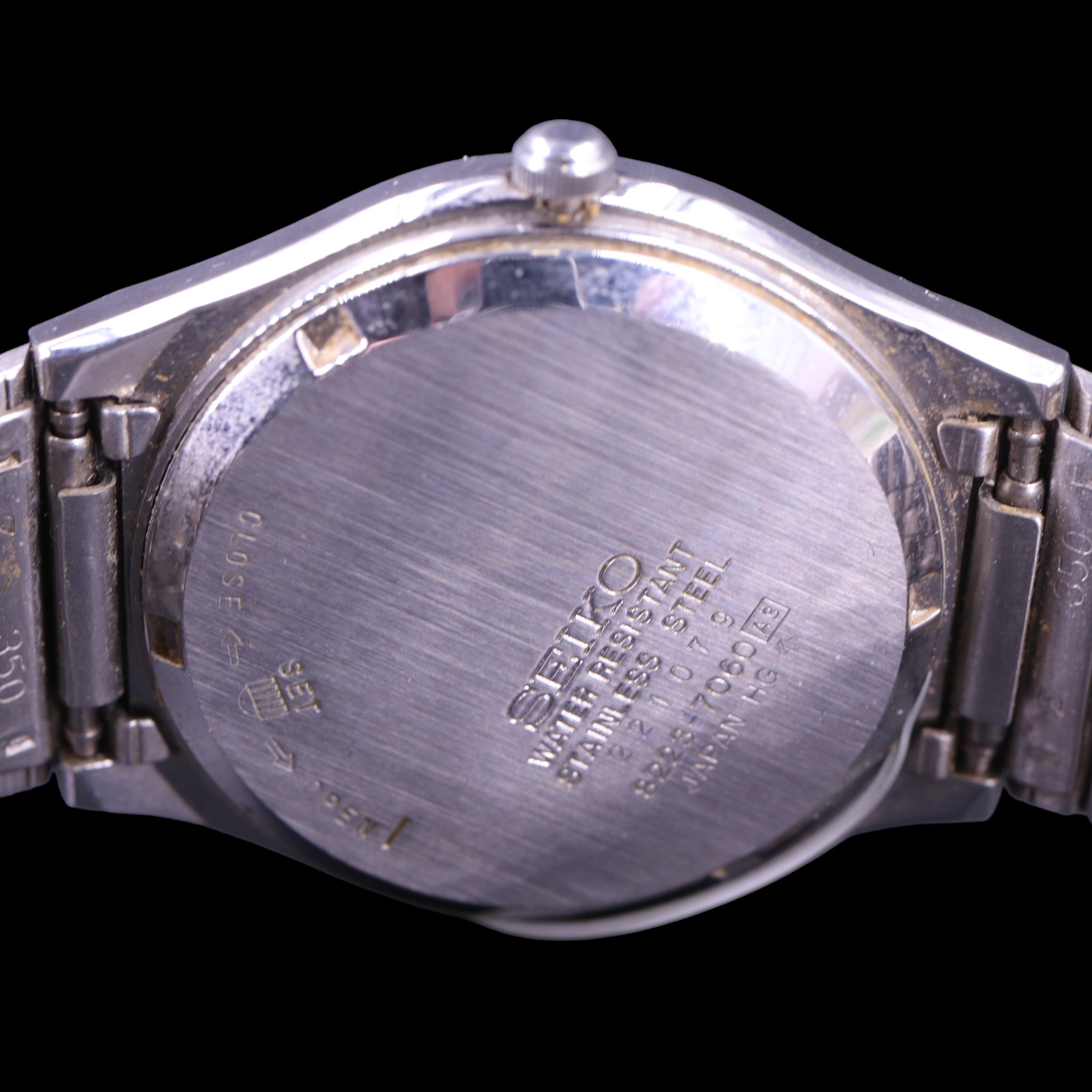 A vintage Seiko SQ stainless steel wristwatch, having a calibre 8223 quartz movement, charcoal face, - Image 5 of 6