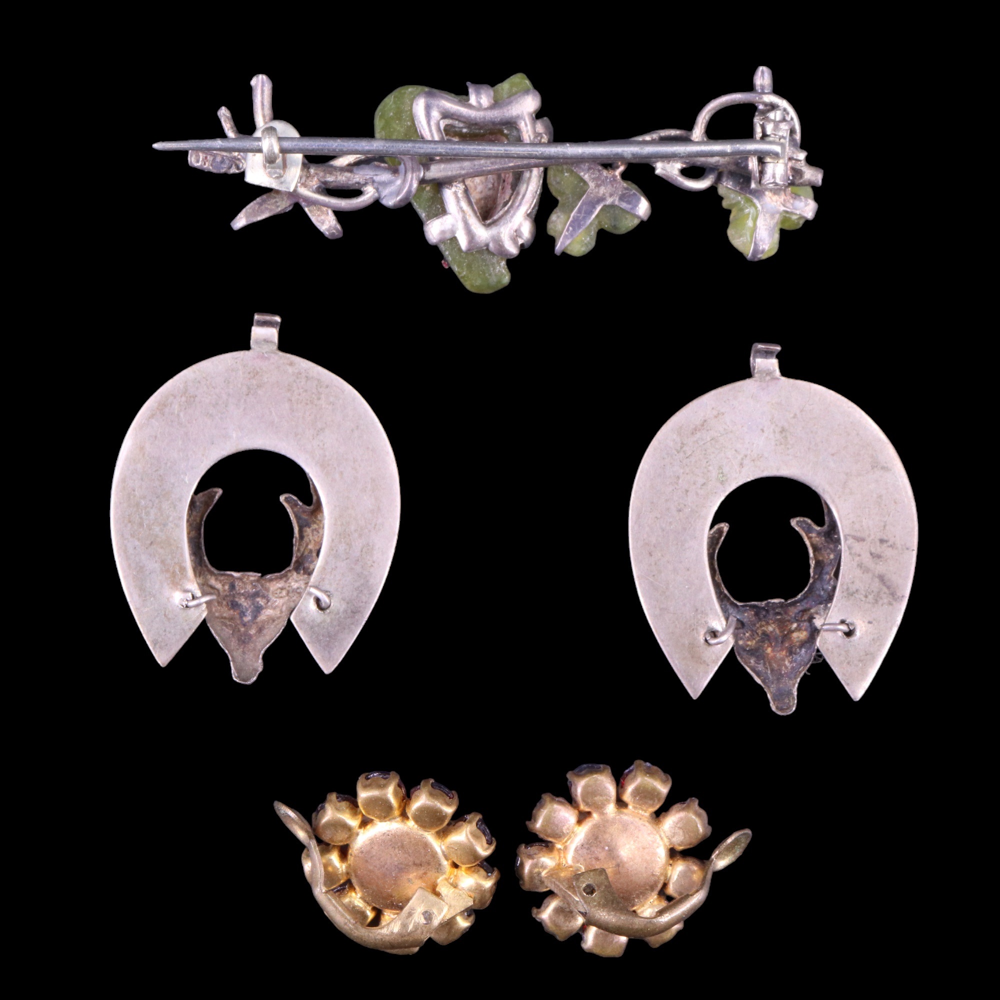 A pearlized Umbonium sea shell necklace together with two Scottish polished hardstone pendants or - Image 4 of 4