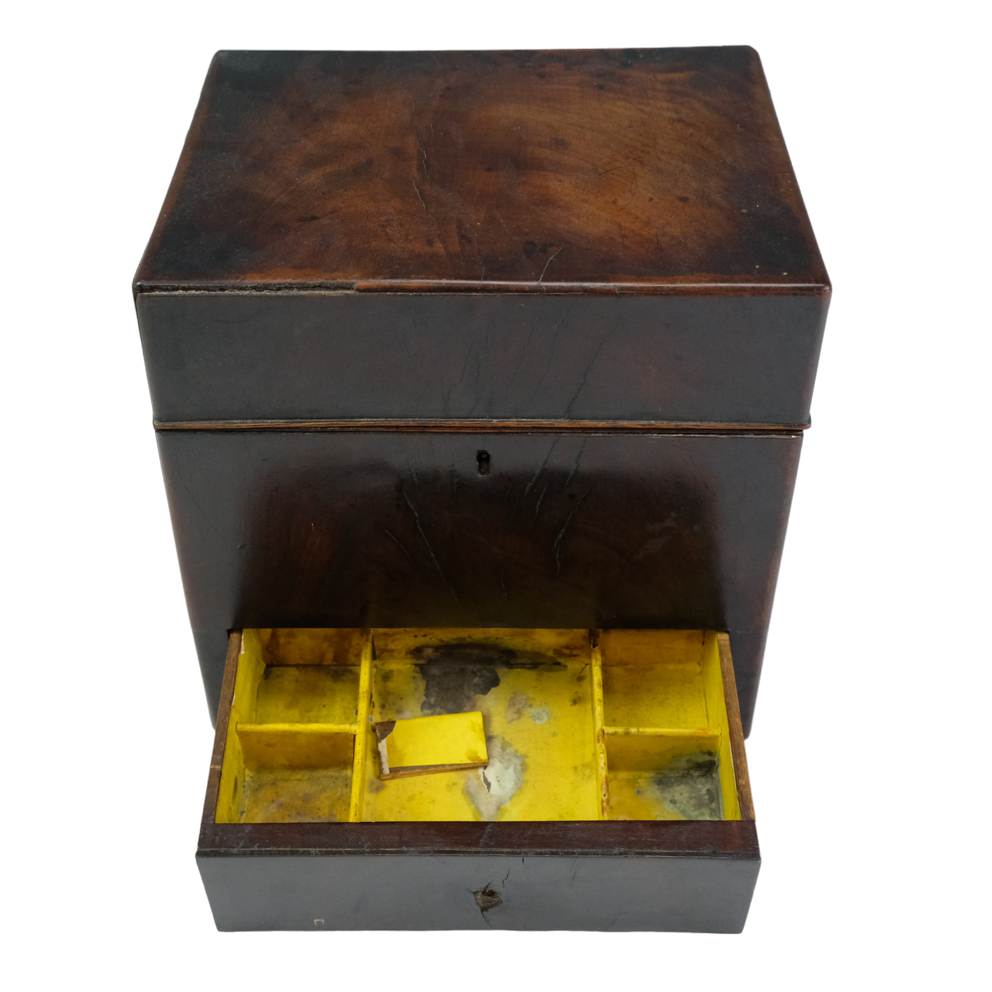 A George III mahogany apothecary's cabinet / medicine chest, having a cockbeaded hinged lid - Image 4 of 4