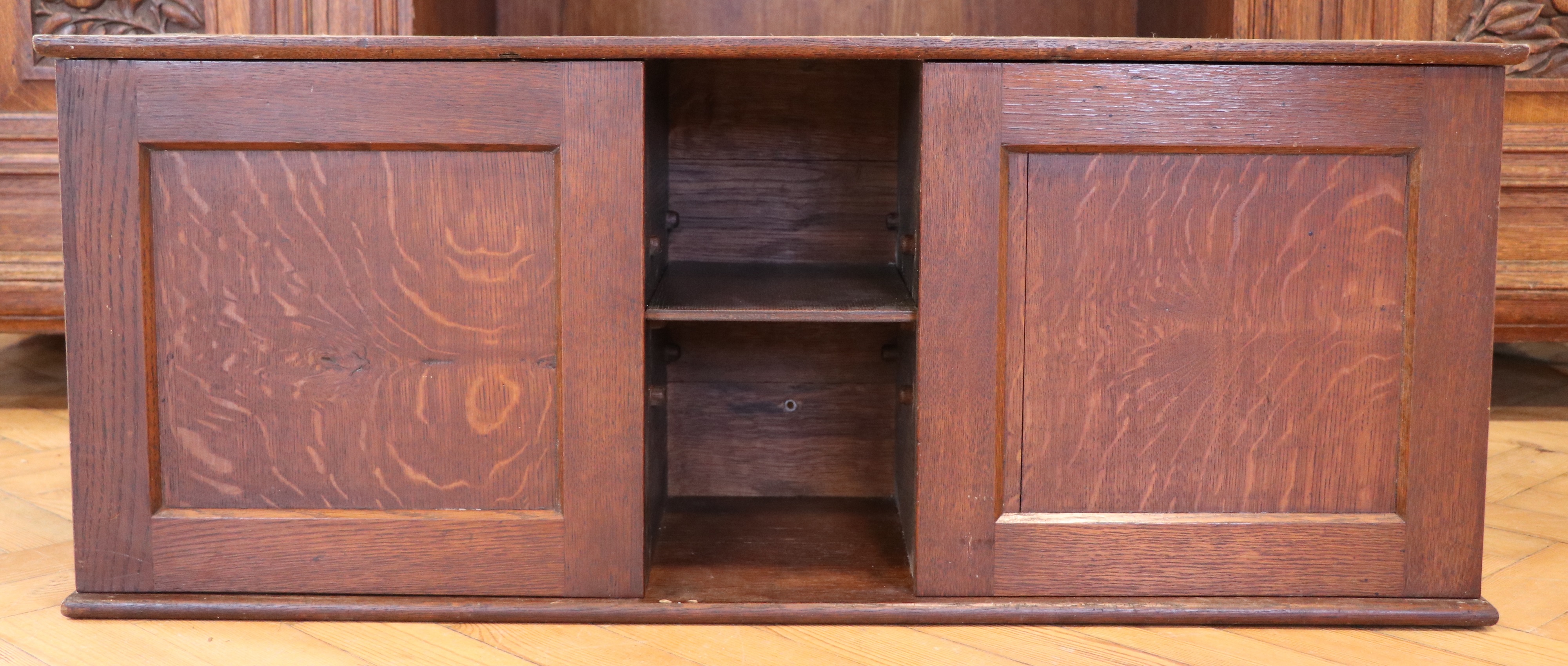 An early 20th Century oak two-door wall cabinet, having a central niche with adjustable shelf, 95 cm - Image 2 of 4