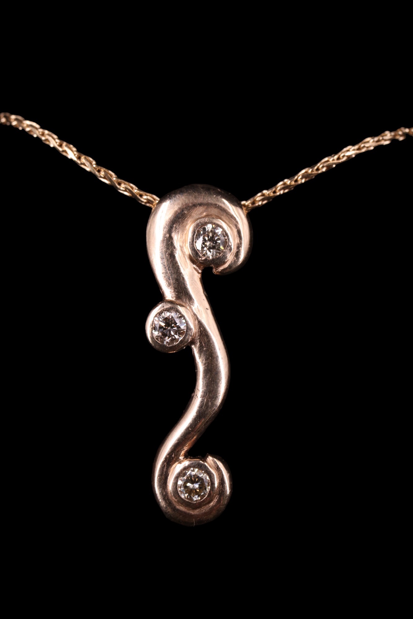 A contemporary diamond pendant and chain, comprising three brilliant-cut diamonds of approx .2 ct - Image 2 of 4