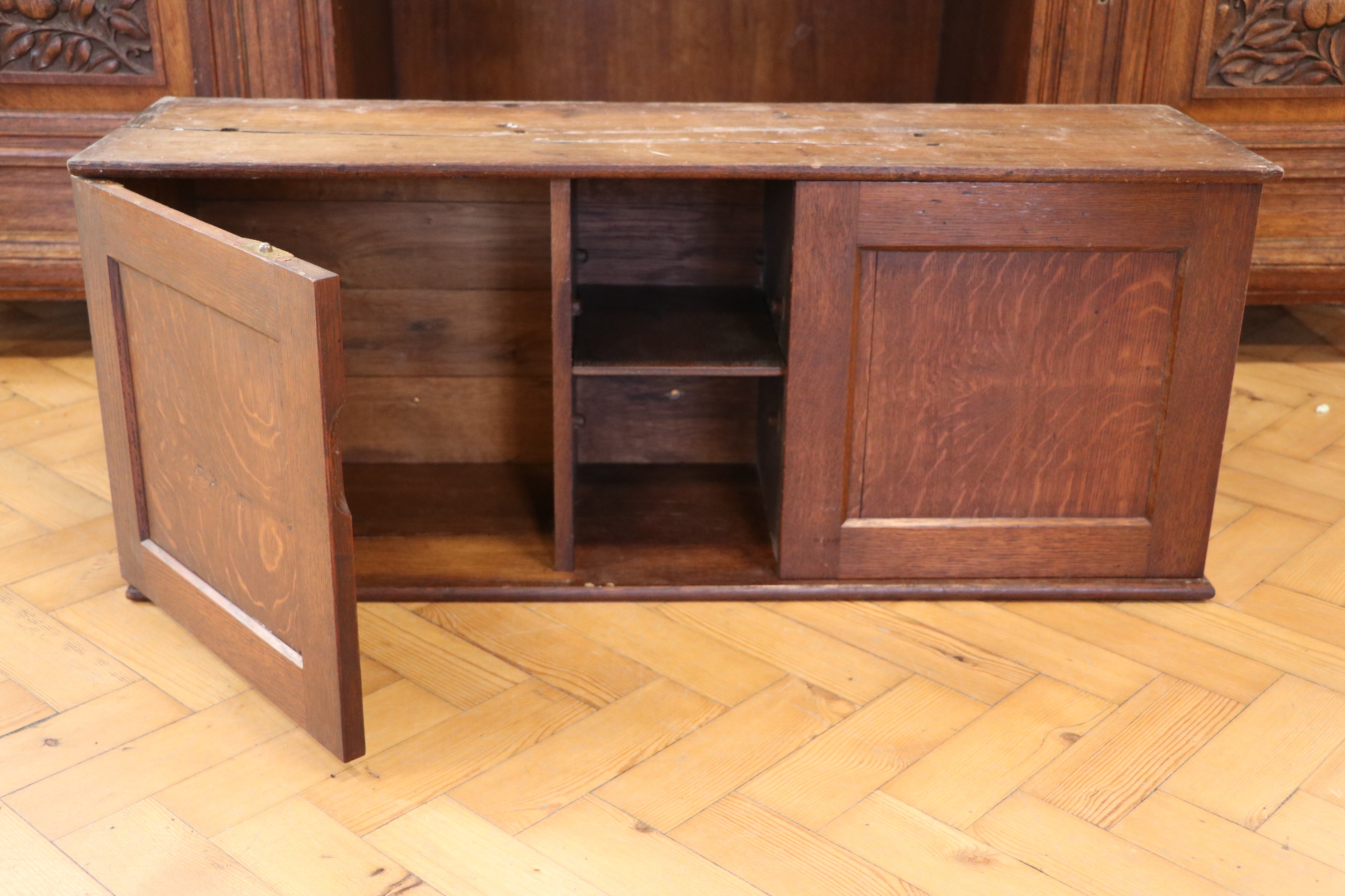 An early 20th Century oak two-door wall cabinet, having a central niche with adjustable shelf, 95 cm - Image 4 of 4