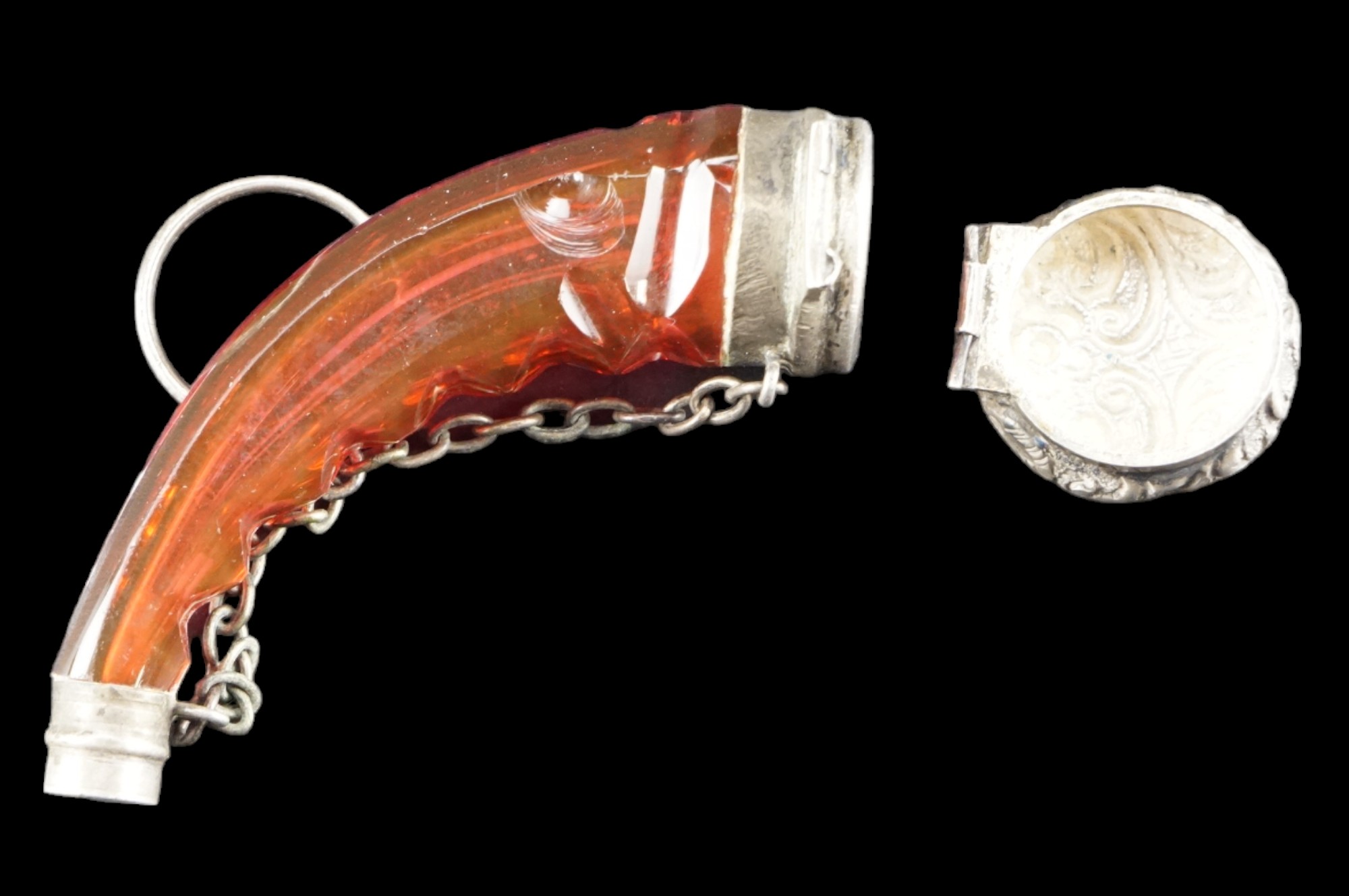 A Victorin ruby glass horn-shaped ring scent bottle, 7 cm, (hingle a/f) - Image 4 of 4