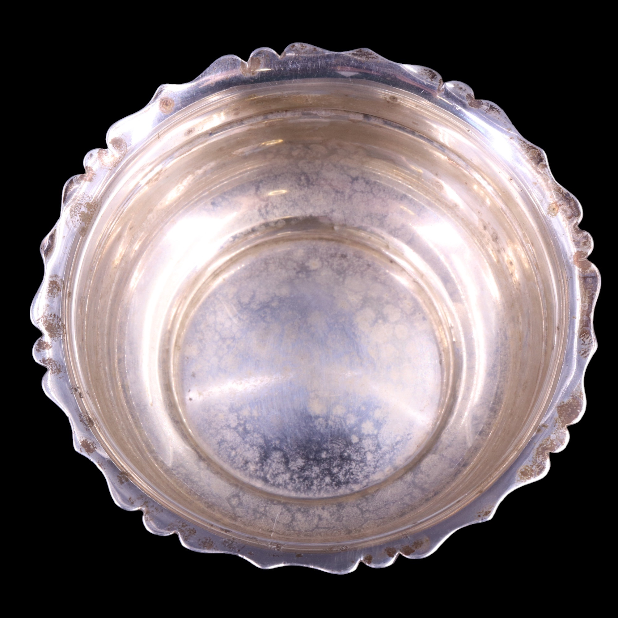 An Edwardian silver sugar bowl, J Sherwood & Sons, Birmingham, 1907, 10 cm diameter x 4.5 cm height, - Image 3 of 3