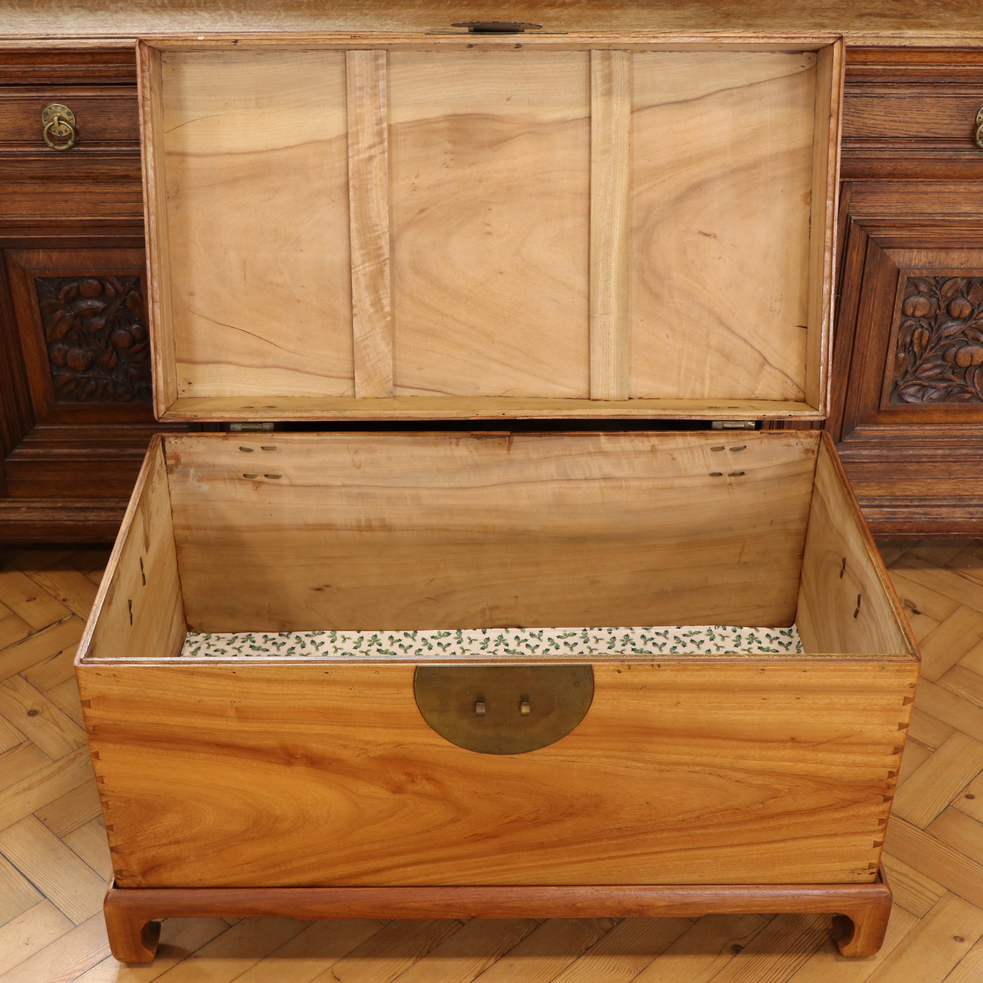 An elegant vintage Chinese camphor chest on horse-hoof-foot stand, 98 cm x 53 cm x 59 cm - Image 2 of 5