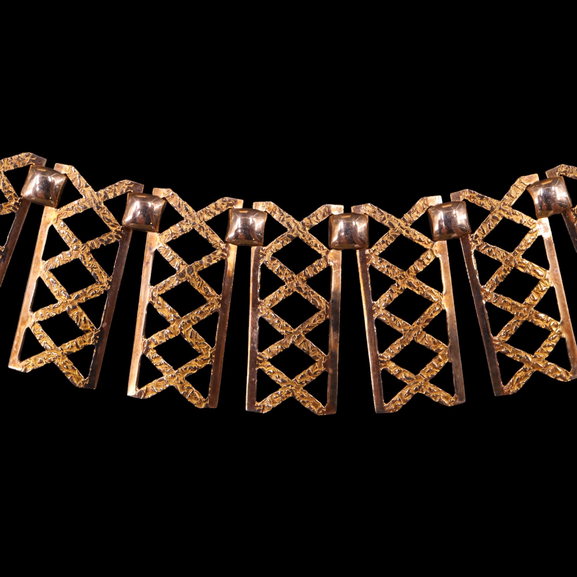 A 1960s cased 9 ct gold collar necklace being a continuous fringe of oblong textured latices captive - Image 3 of 4