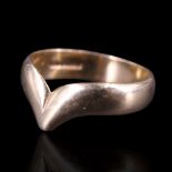 A 9 ct gold wishbone ring, O/P, 2.6 g