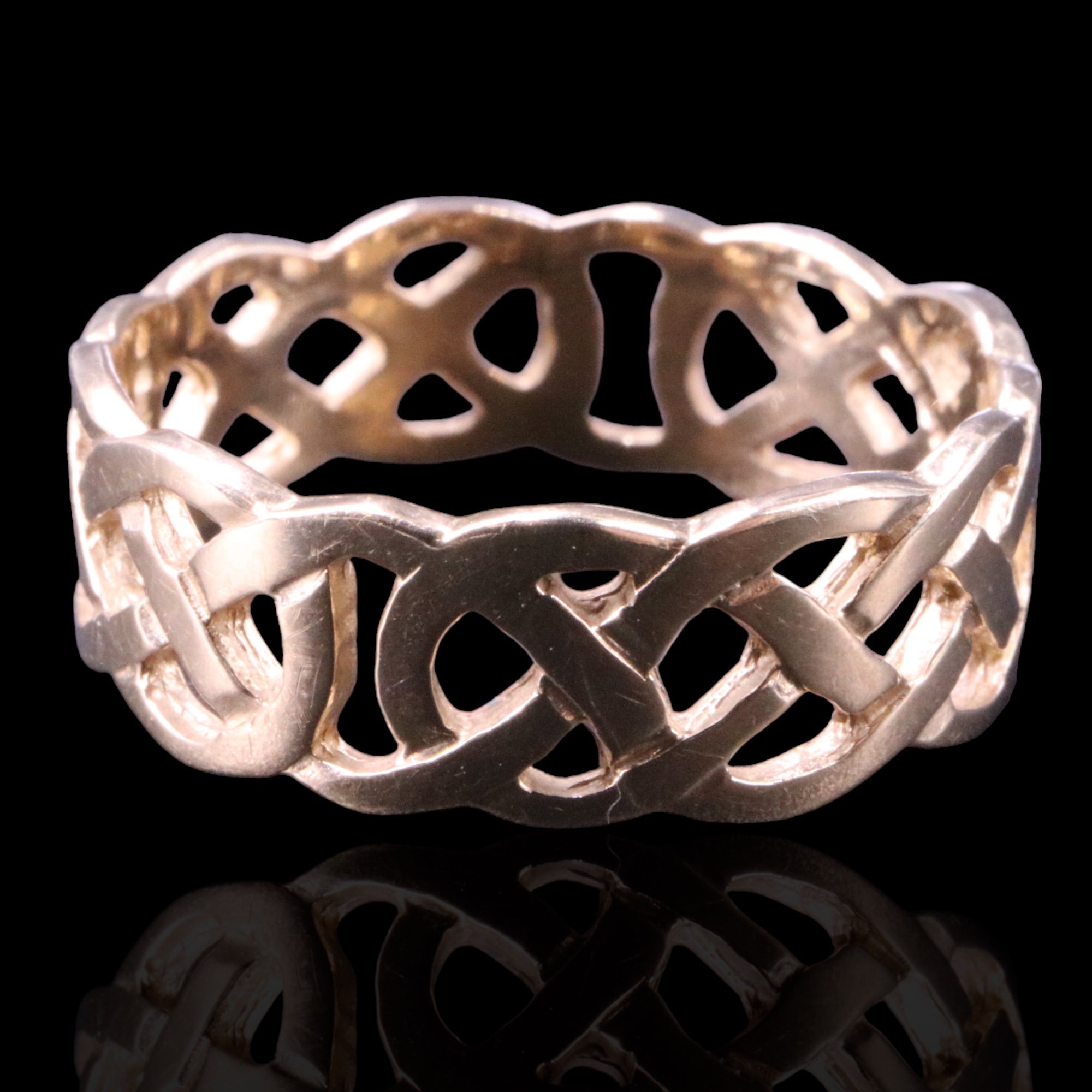 A Celtic interlace 9 ct gold band, V, 3.7 g