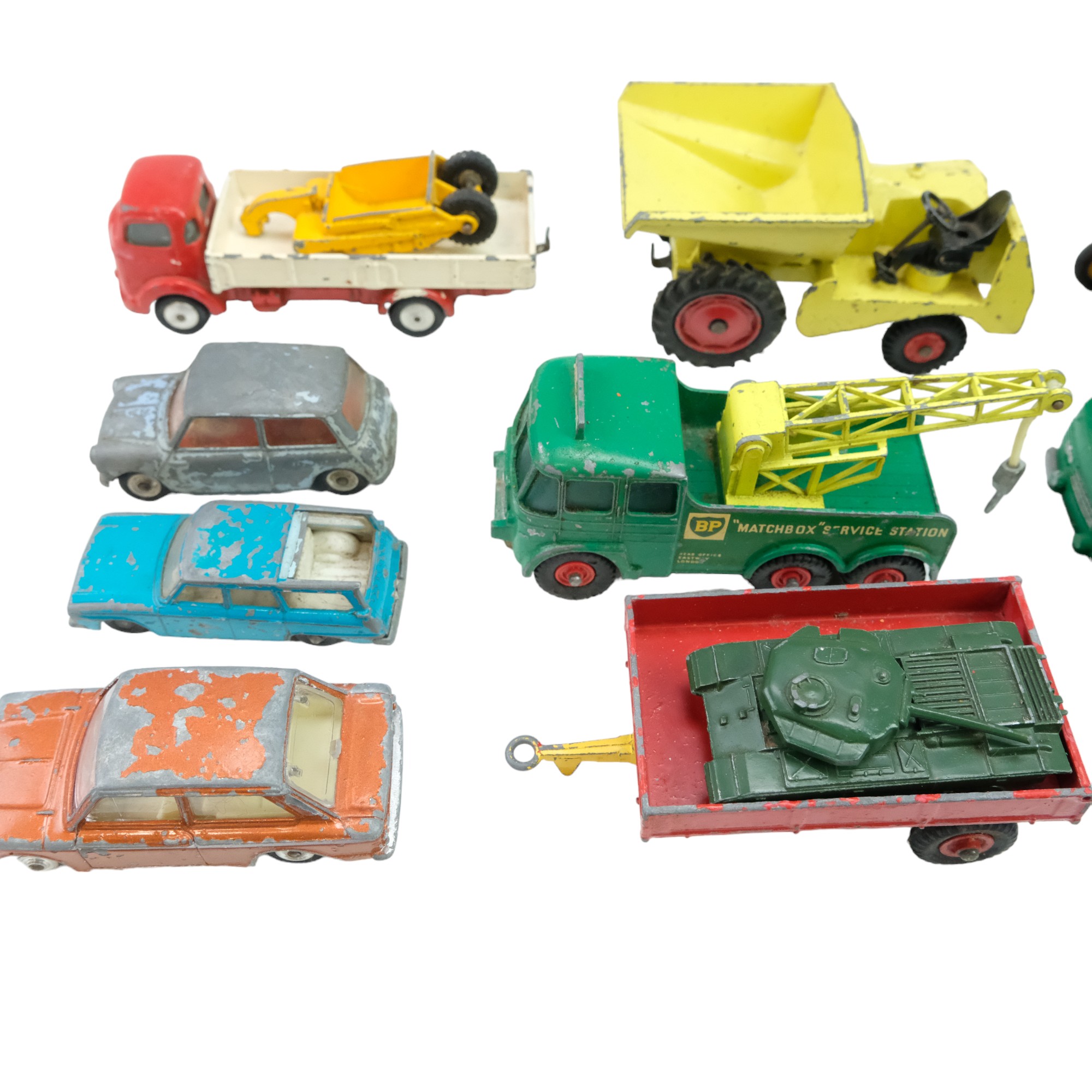 A quantity of Corgi and Matchbox diecast model cars and wagons including a racing transporter and - Bild 4 aus 5