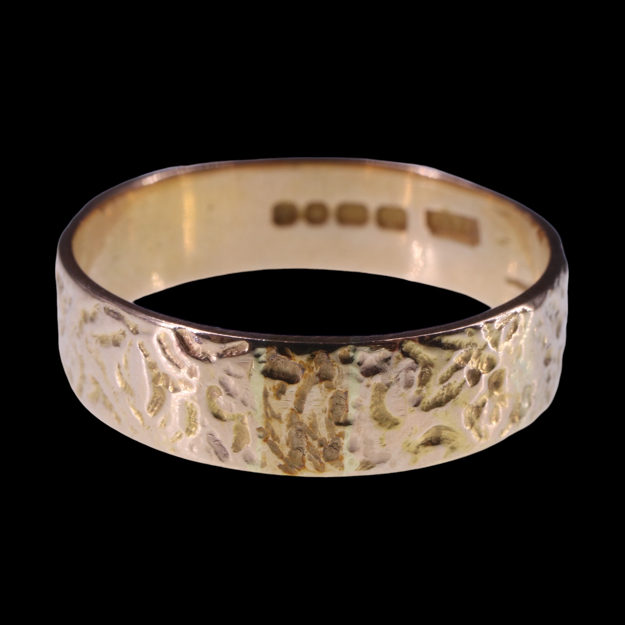 An 18 ct gold broad textured wedding band, S/T, 4.5 g - Image 2 of 3