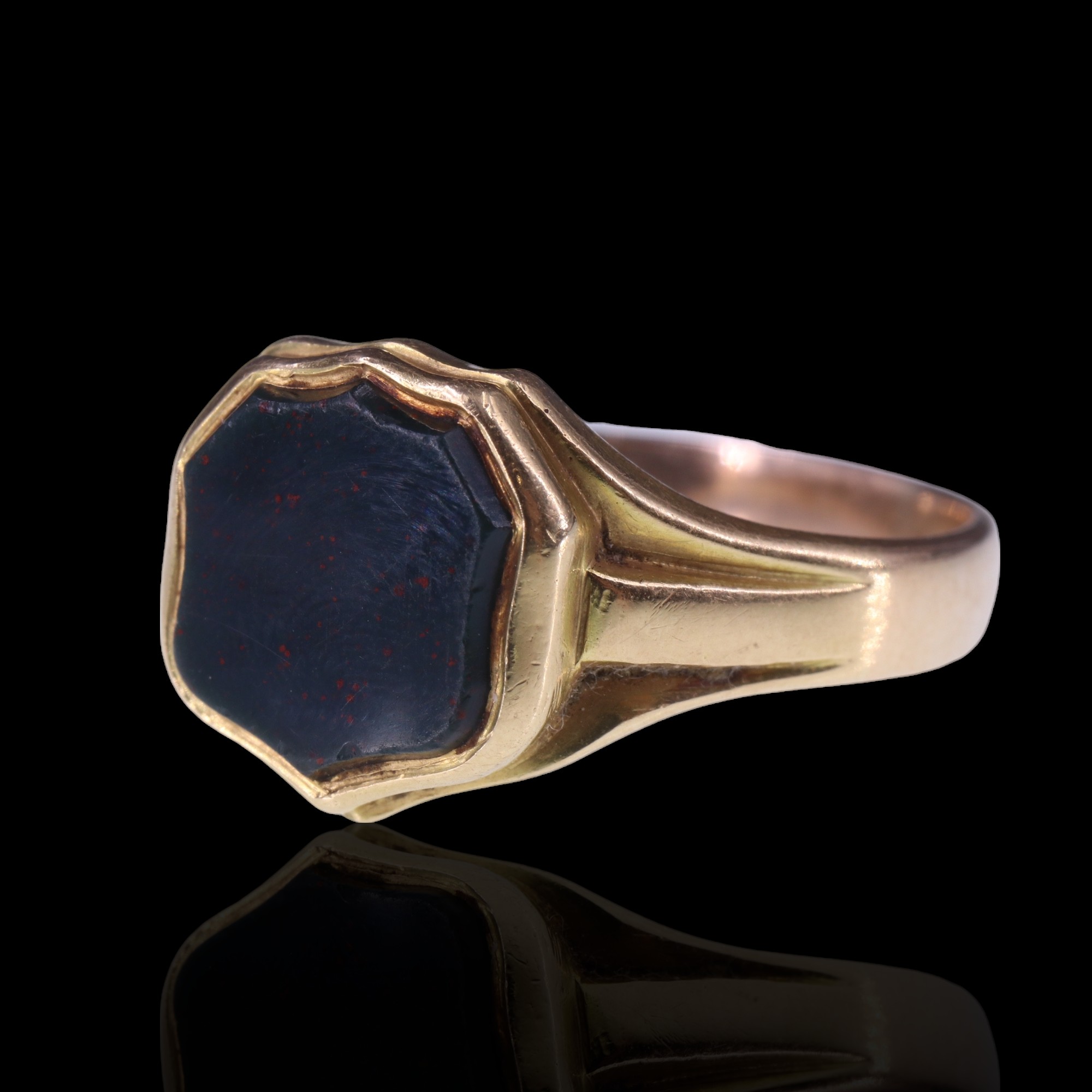 A Victorian 18 ct gold signet ring, having a vacant shield-shaped matrix bezel-set on a heavy gold