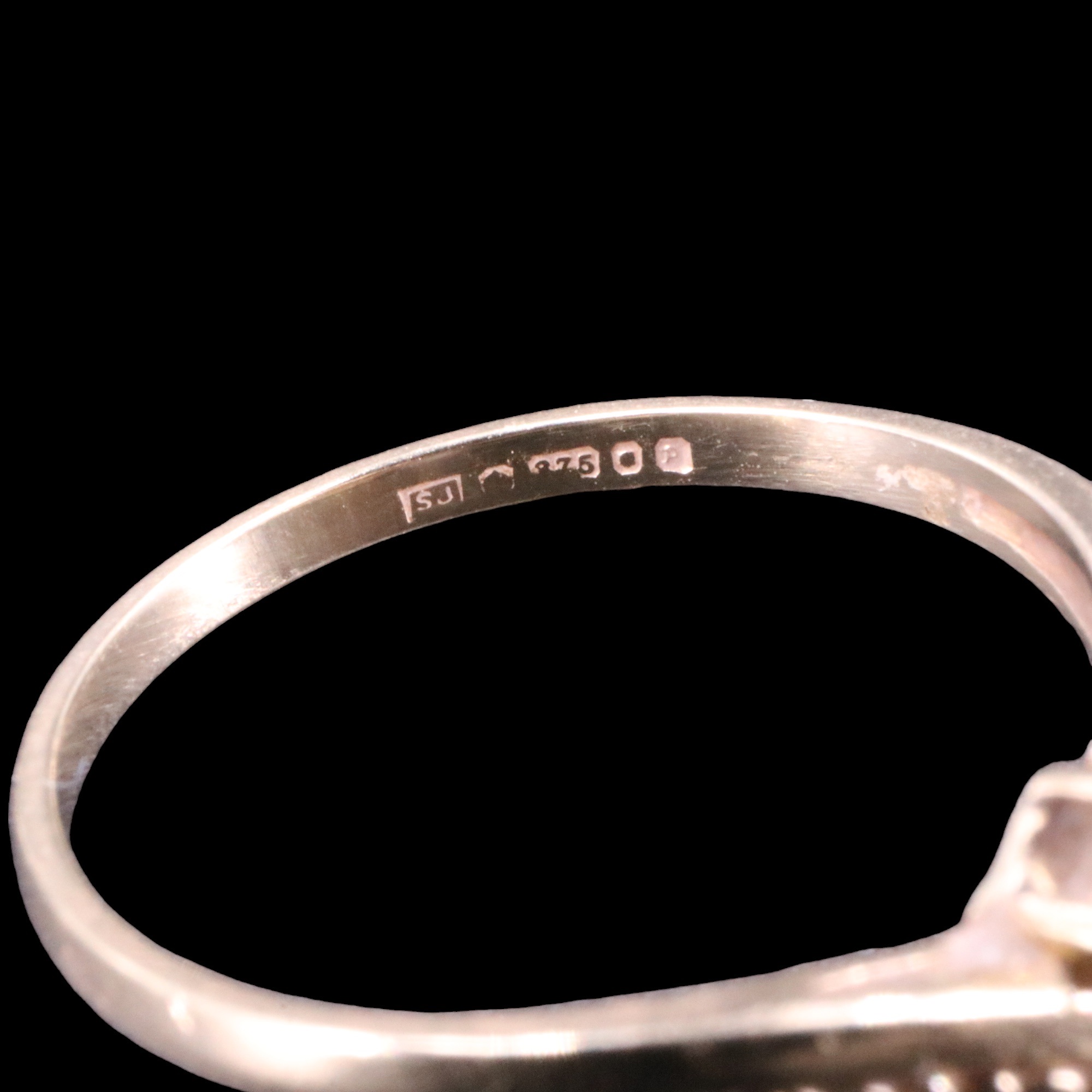 A garnet-set 9 ct gold wishbone ring, N, 1.3 g - Image 4 of 4
